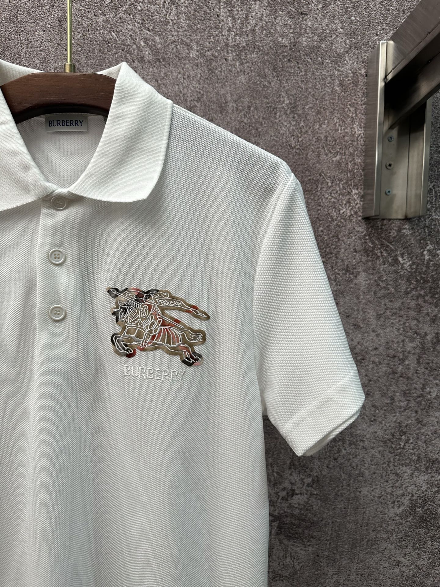 💰p155
Bur*erry  2026 SS 春夏新款
翻领polo短袖衫
珠地棉透气面料
前胸vintage格纹贴布
点缀经典品牌战马刺绣
简约设计风格 不挑人穿
直筒版型
尺码：S M L XL XXL