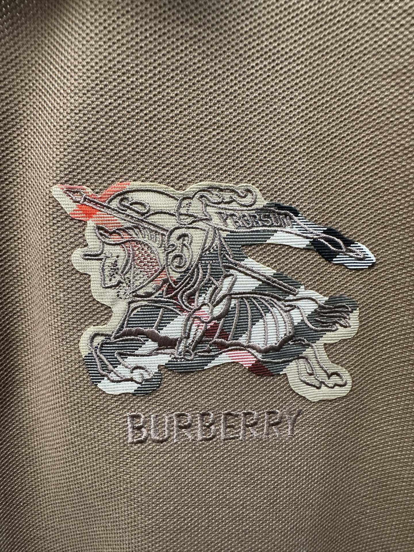 💰p155
Bur*erry  2026 SS 春夏新款
翻领polo短袖衫
珠地棉透气面料
前胸vintage格纹贴布
点缀经典品牌战马刺绣
简约设计风格 不挑人穿
直筒版型
尺码：S M L XL XXL