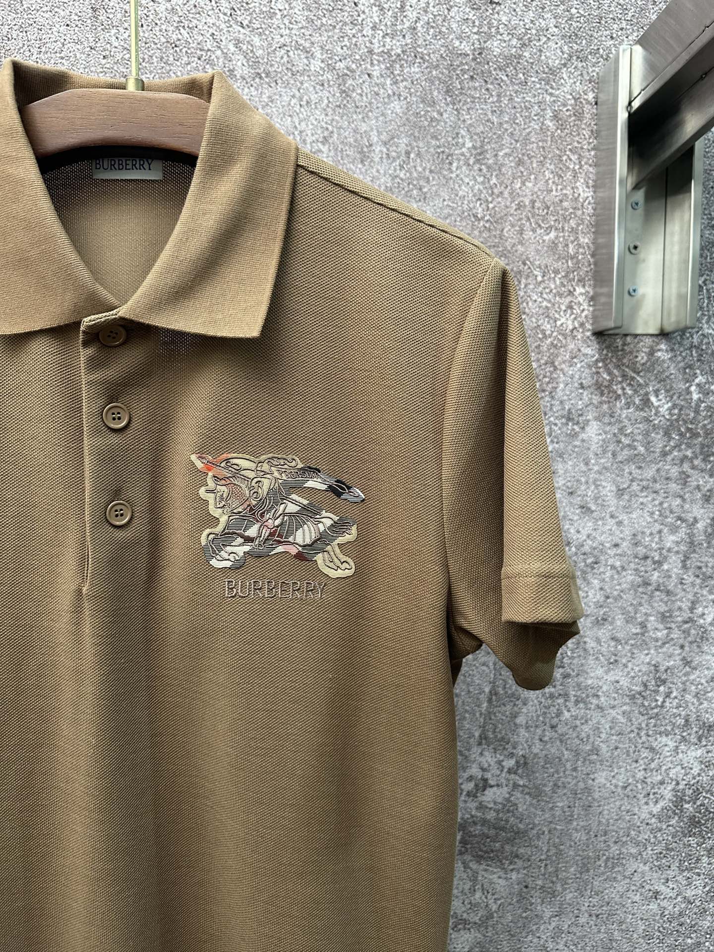 💰p155
Bur*erry  2026 SS 春夏新款
翻领polo短袖衫
珠地棉透气面料
前胸vintage格纹贴布
点缀经典品牌战马刺绣
简约设计风格 不挑人穿
直筒版型
尺码：S M L XL XXL