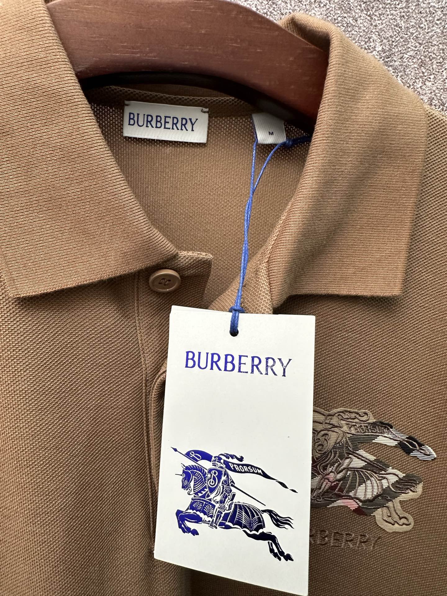 💰p155
Bur*erry  2026 SS 春夏新款
翻领polo短袖衫
珠地棉透气面料
前胸vintage格纹贴布
点缀经典品牌战马刺绣
简约设计风格 不挑人穿
直筒版型
尺码：S M L XL XXL