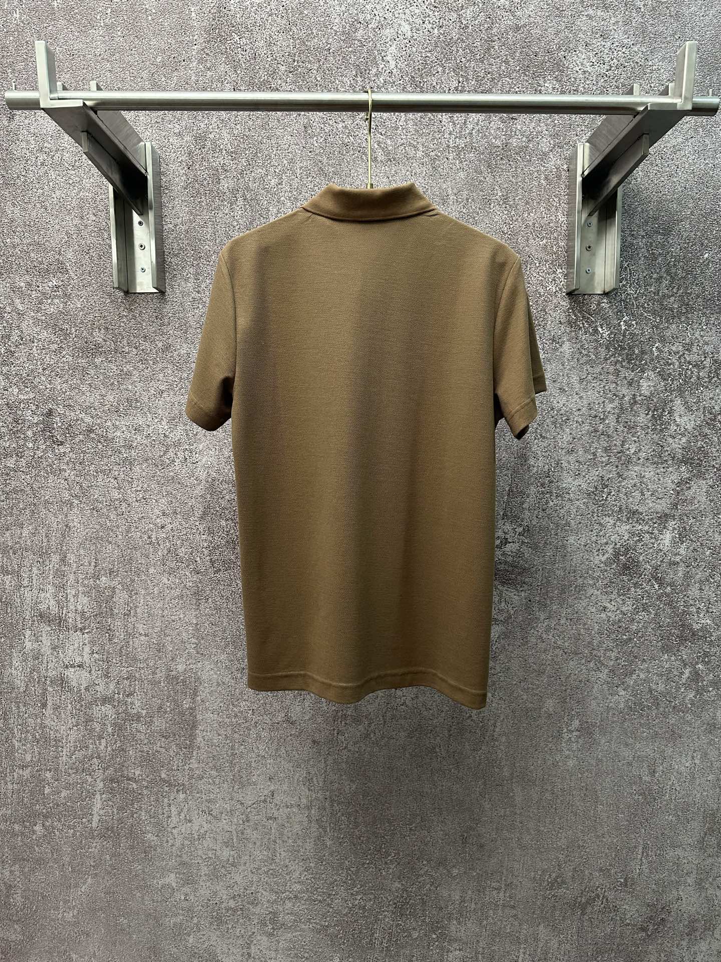 💰p155
Bur*erry  2026 SS 春夏新款
翻领polo短袖衫
珠地棉透气面料
前胸vintage格纹贴布
点缀经典品牌战马刺绣
简约设计风格 不挑人穿
直筒版型
尺码：S M L XL XXL