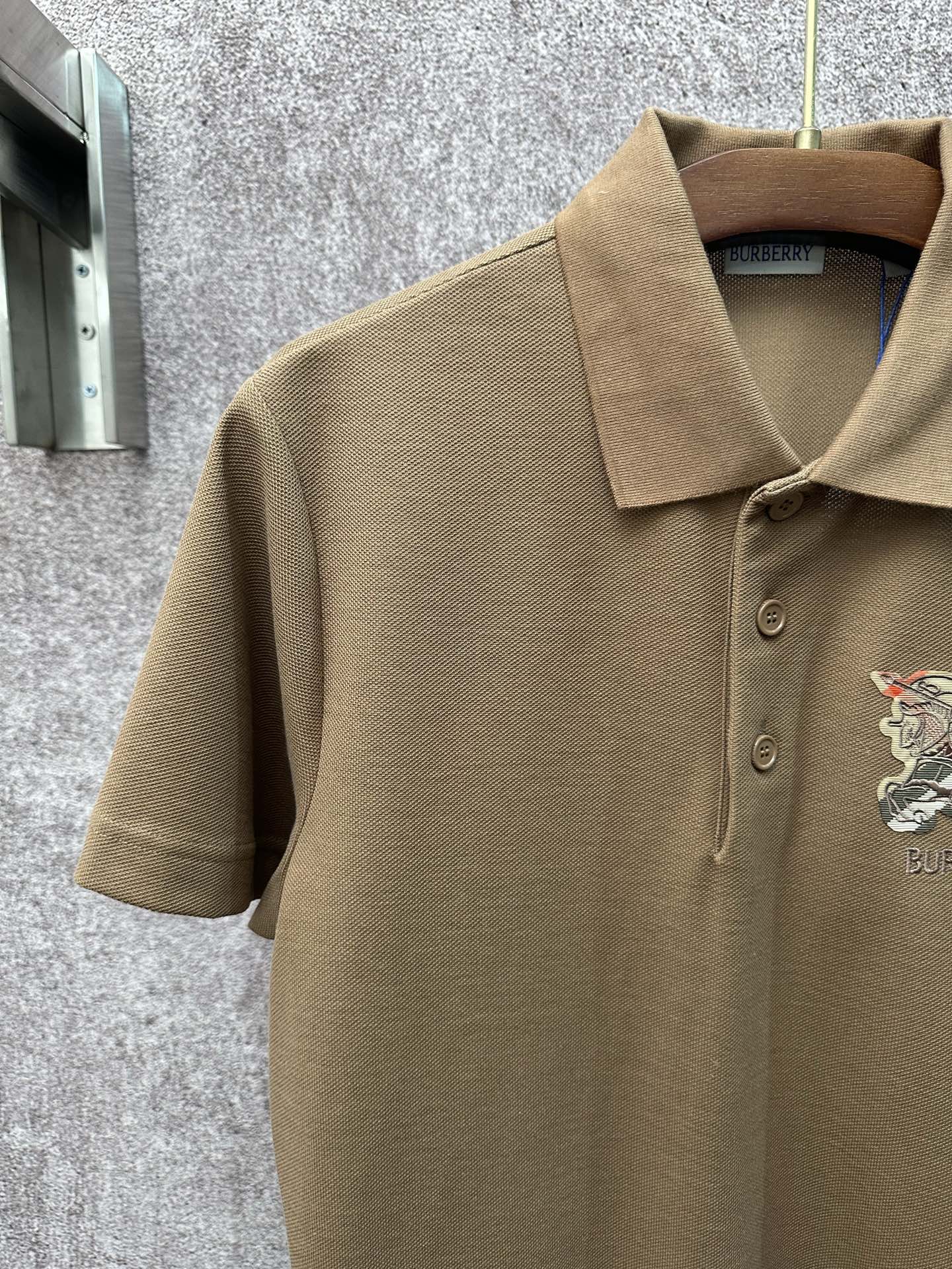 💰p155
Bur*erry  2026 SS 春夏新款
翻领polo短袖衫
珠地棉透气面料
前胸vintage格纹贴布
点缀经典品牌战马刺绣
简约设计风格 不挑人穿
直筒版型
尺码：S M L XL XXL