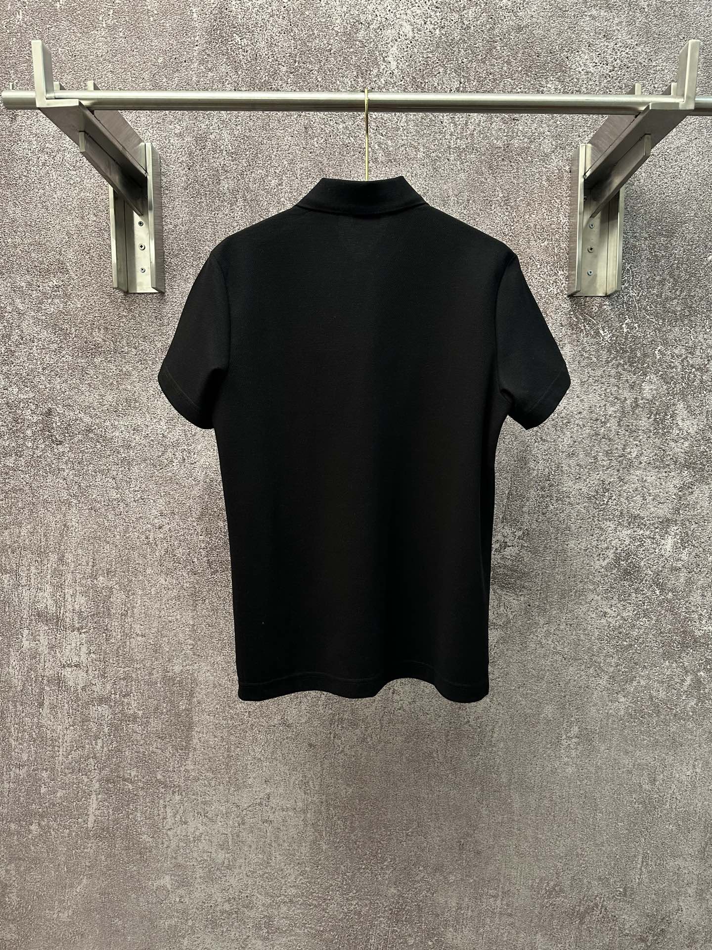 💰p155
Bur*erry  2026 SS 春夏新款
翻领polo短袖衫
珠地棉透气面料
前胸vintage格纹贴布
点缀经典品牌战马刺绣
简约设计风格 不挑人穿
直筒版型
尺码：S M L XL XXL