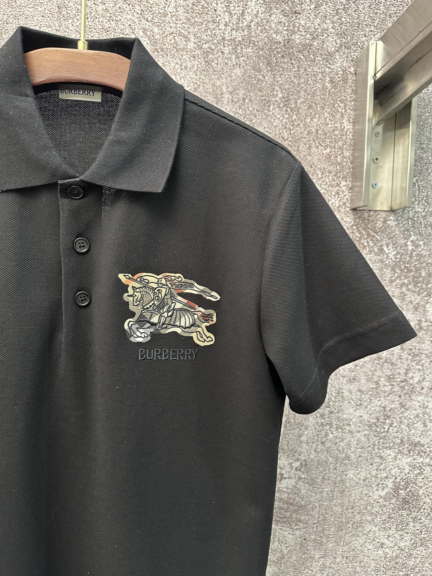 💰p155
Bur*erry  2026 SS 春夏新款
翻领polo短袖衫
珠地棉透气面料
前胸vintage格纹贴布
点缀经典品牌战马刺绣
简约设计风格 不挑人穿
直筒版型
尺码：S M L XL XXL