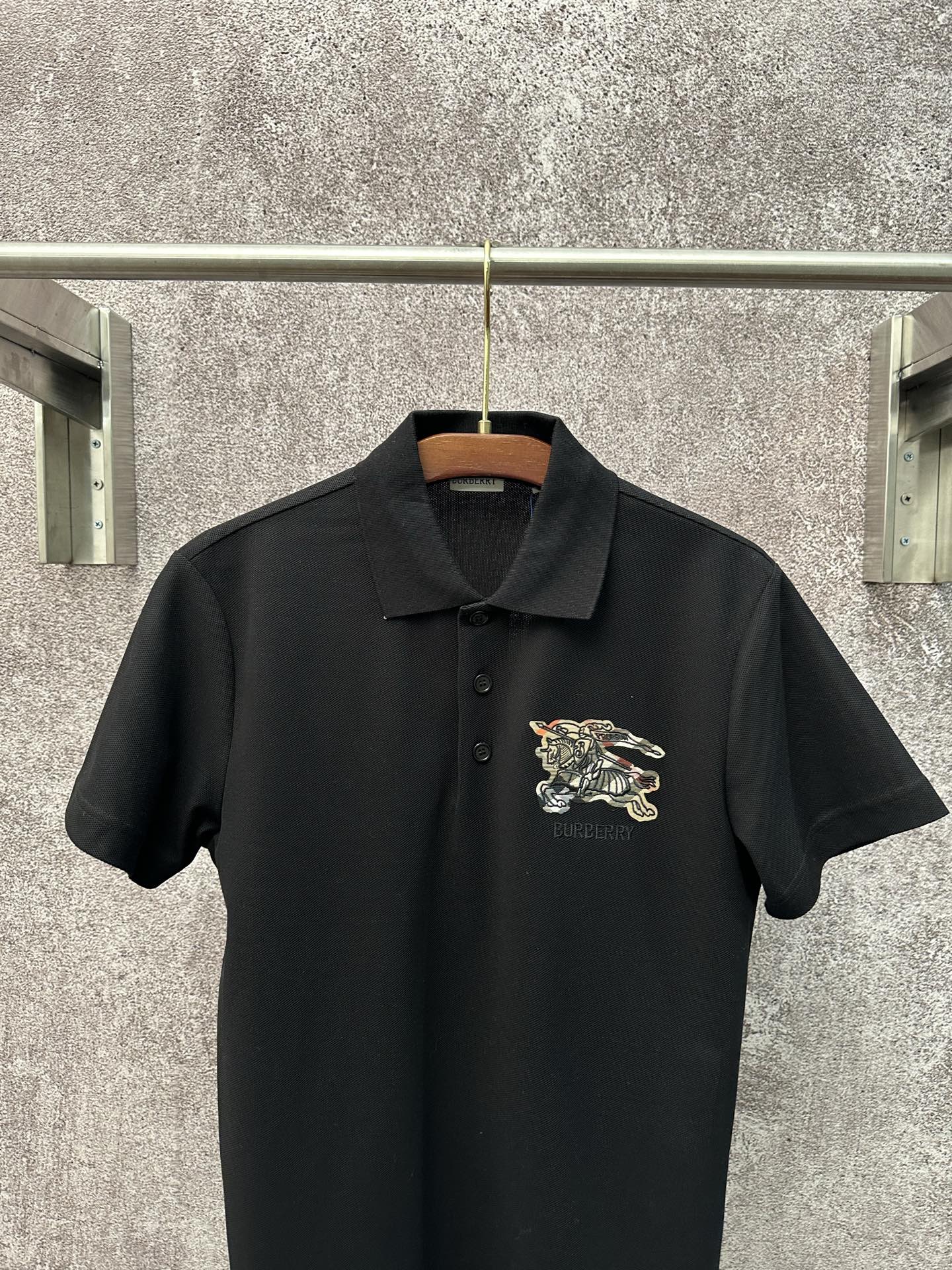 💰p155
Bur*erry  2026 SS 春夏新款
翻领polo短袖衫
珠地棉透气面料
前胸vintage格纹贴布
点缀经典品牌战马刺绣
简约设计风格 不挑人穿
直筒版型
尺码：S M L XL XXL