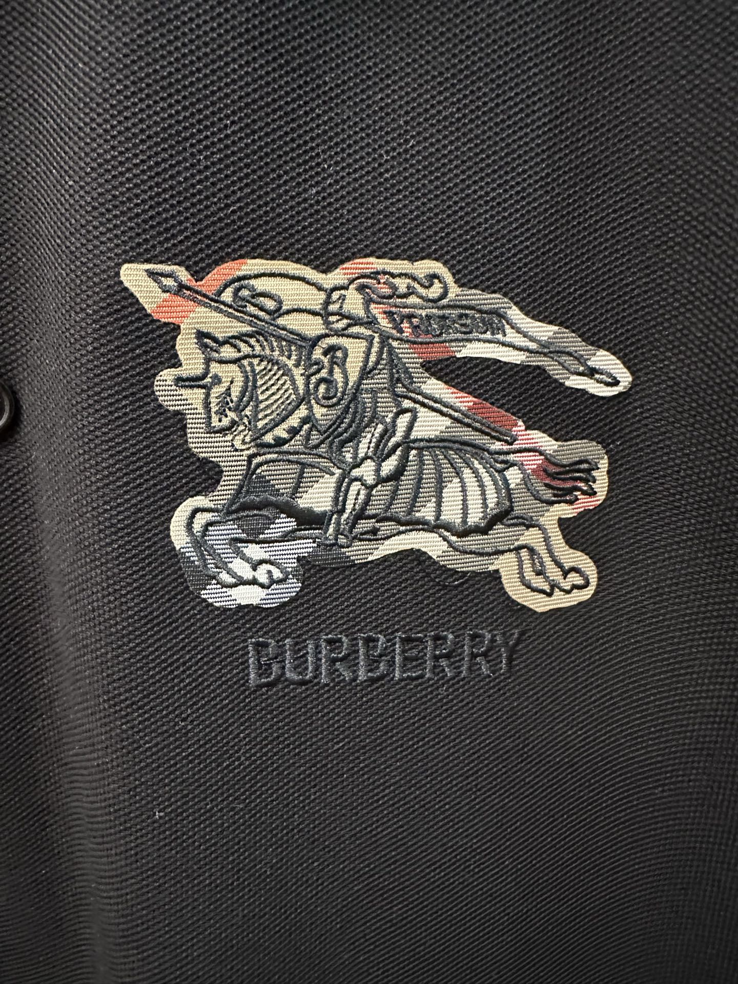 💰p155
Bur*erry  2026 SS 春夏新款
翻领polo短袖衫
珠地棉透气面料
前胸vintage格纹贴布
点缀经典品牌战马刺绣
简约设计风格 不挑人穿
直筒版型
尺码：S M L XL XXL