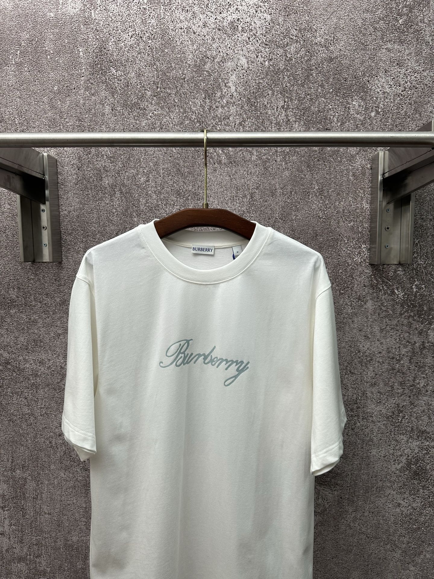 💰p135
Bur*erry 2026SS 春夏新款
圆领针织棉布T恤
选用中厚平织棉面料
正面手写花体logo印花
后背骑士图案大印花
罗纹针织领口
微宽松版型
男女同款
尺码：S M L XL