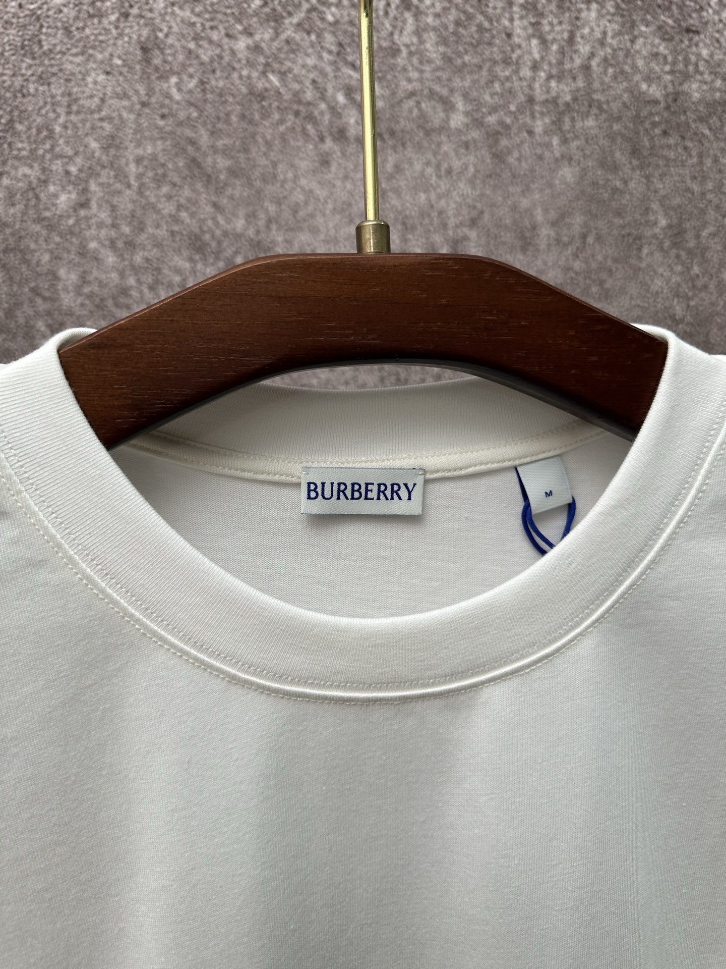 💰p135
Bur*erry 2026SS 春夏新款
圆领针织棉布T恤
选用中厚平织棉面料
正面手写花体logo印花
后背骑士图案大印花
罗纹针织领口
微宽松版型
男女同款
尺码：S M L XL