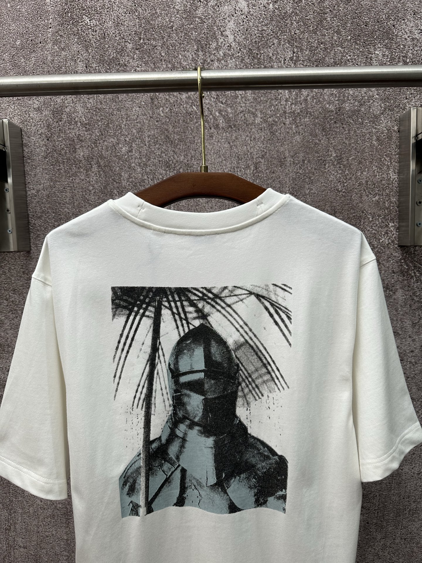 💰p135
Bur*erry 2026SS 春夏新款
圆领针织棉布T恤
选用中厚平织棉面料
正面手写花体logo印花
后背骑士图案大印花
罗纹针织领口
微宽松版型
男女同款
尺码：S M L XL