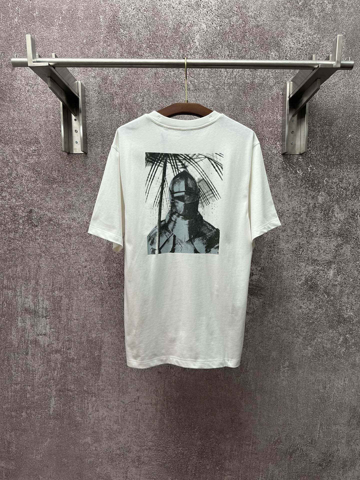 💰p135
Bur*erry 2026SS 春夏新款
圆领针织棉布T恤
选用中厚平织棉面料
正面手写花体logo印花
后背骑士图案大印花
罗纹针织领口
微宽松版型
男女同款
尺码：S M L XL