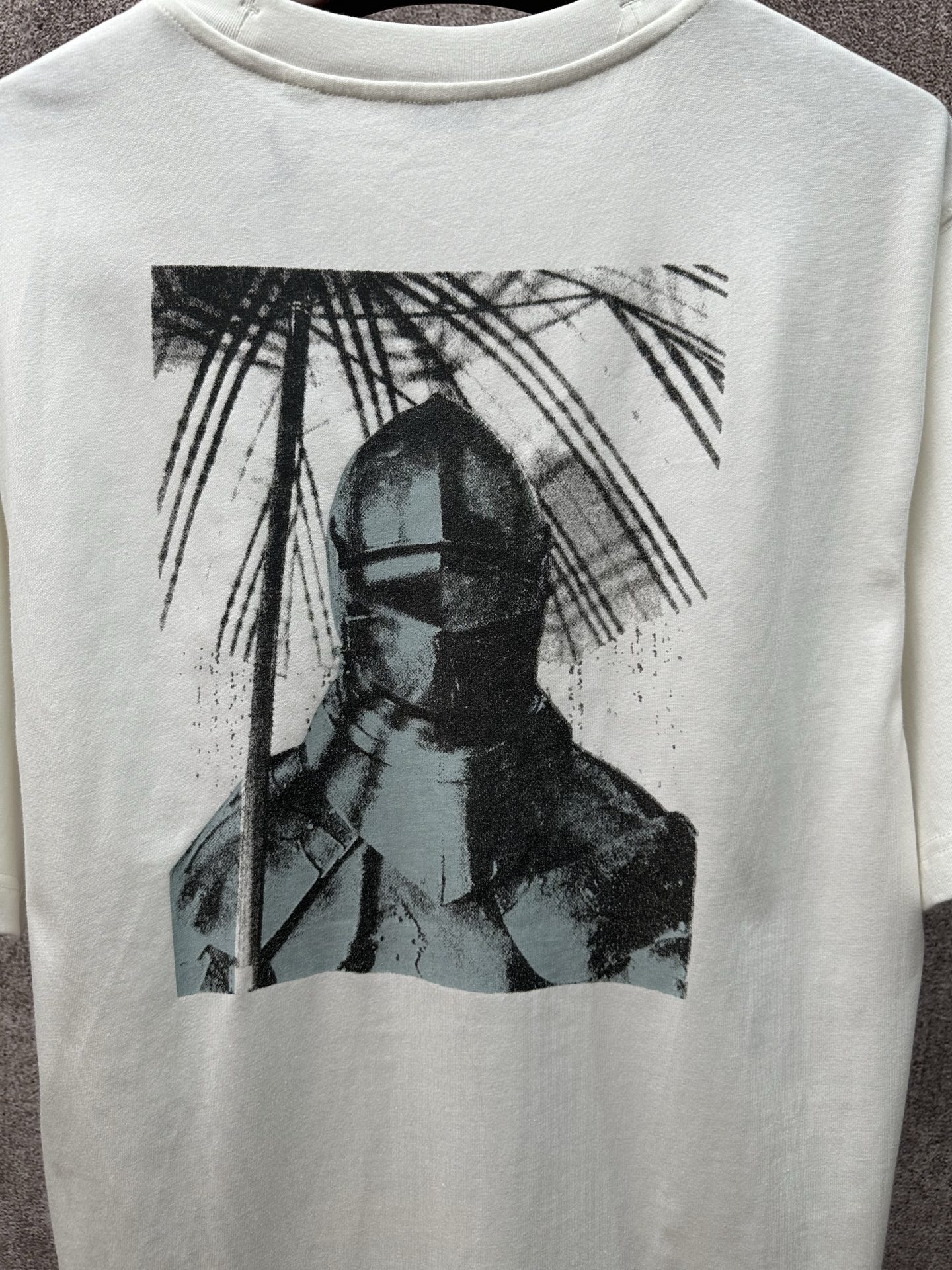 💰p135
Bur*erry 2026SS 春夏新款
圆领针织棉布T恤
选用中厚平织棉面料
正面手写花体logo印花
后背骑士图案大印花
罗纹针织领口
微宽松版型
男女同款
尺码：S M L XL