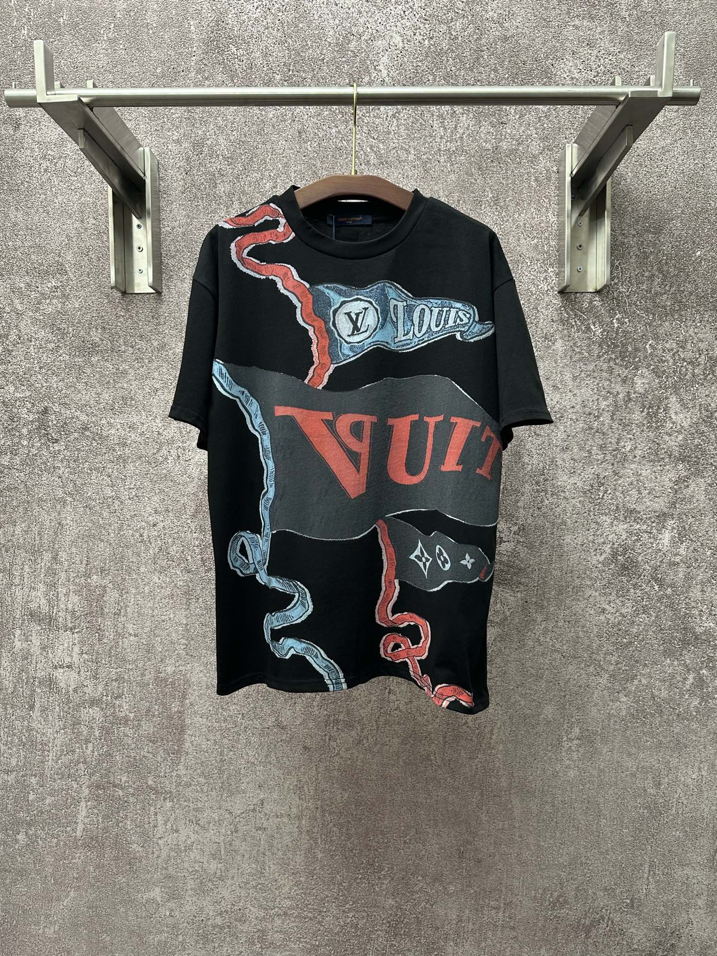 La camiseta de punto de algodón de manga corta P150 1v25ss graffiti está cuidadosamente confeccionada con la técnica de…