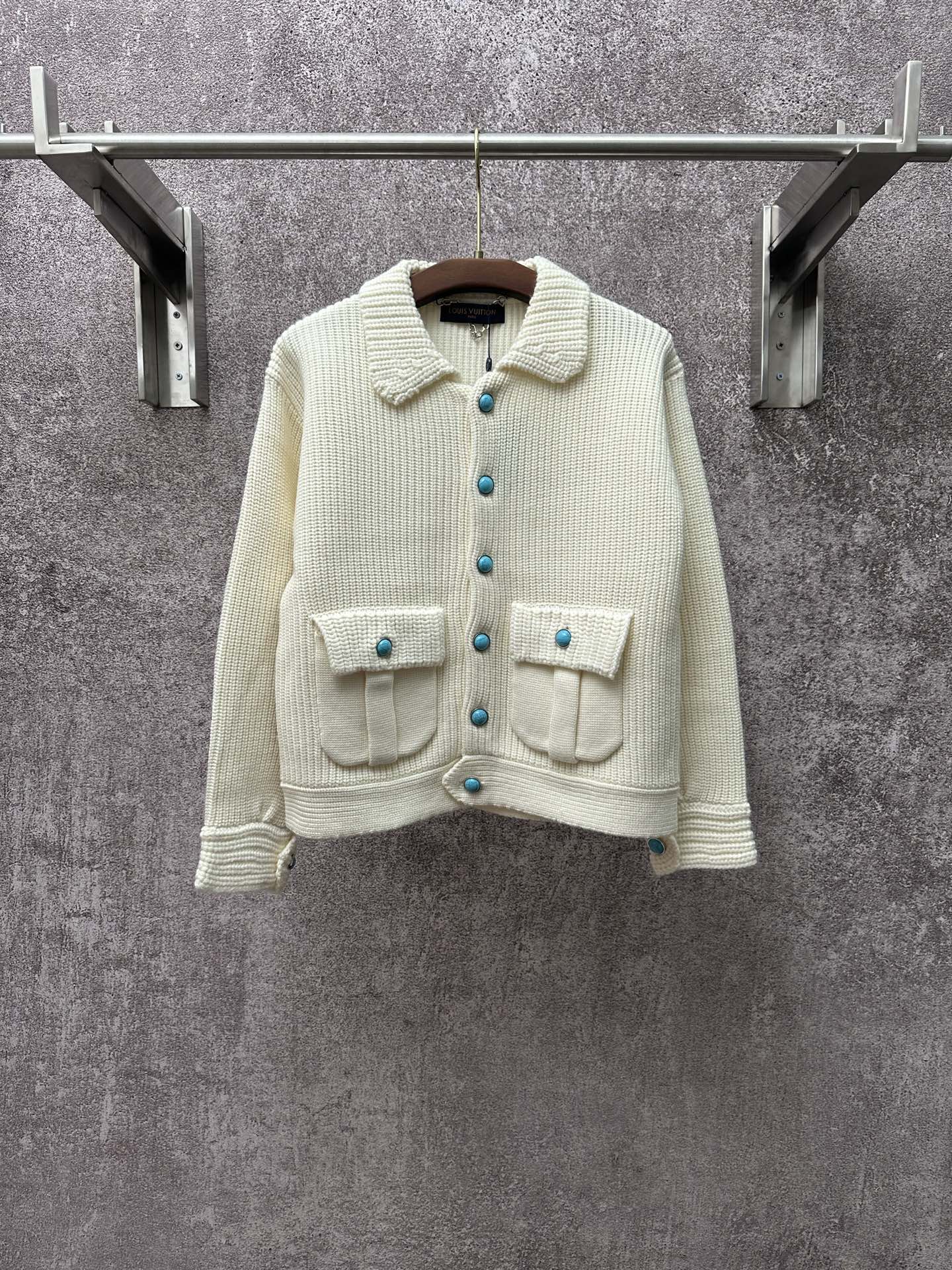 P340 1v cárdigan de solapa decorado con botones de color nuevo 26ss para mujer Talla: S M L