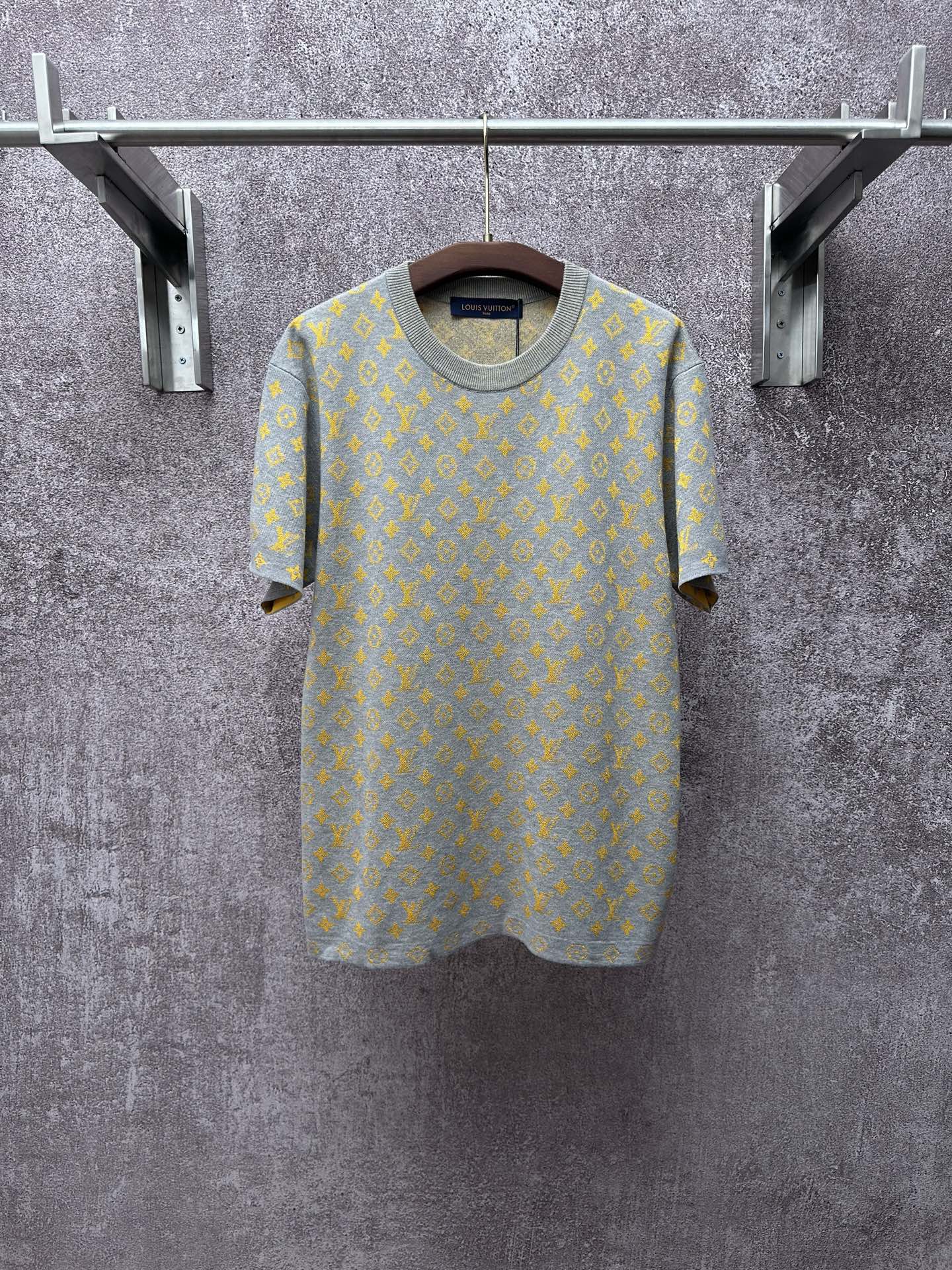 P165 Camiseta de manga corta con cuello redondo y letras LOUIS VUITTON Gris para hombre Esta camisa de cuello redondo e…