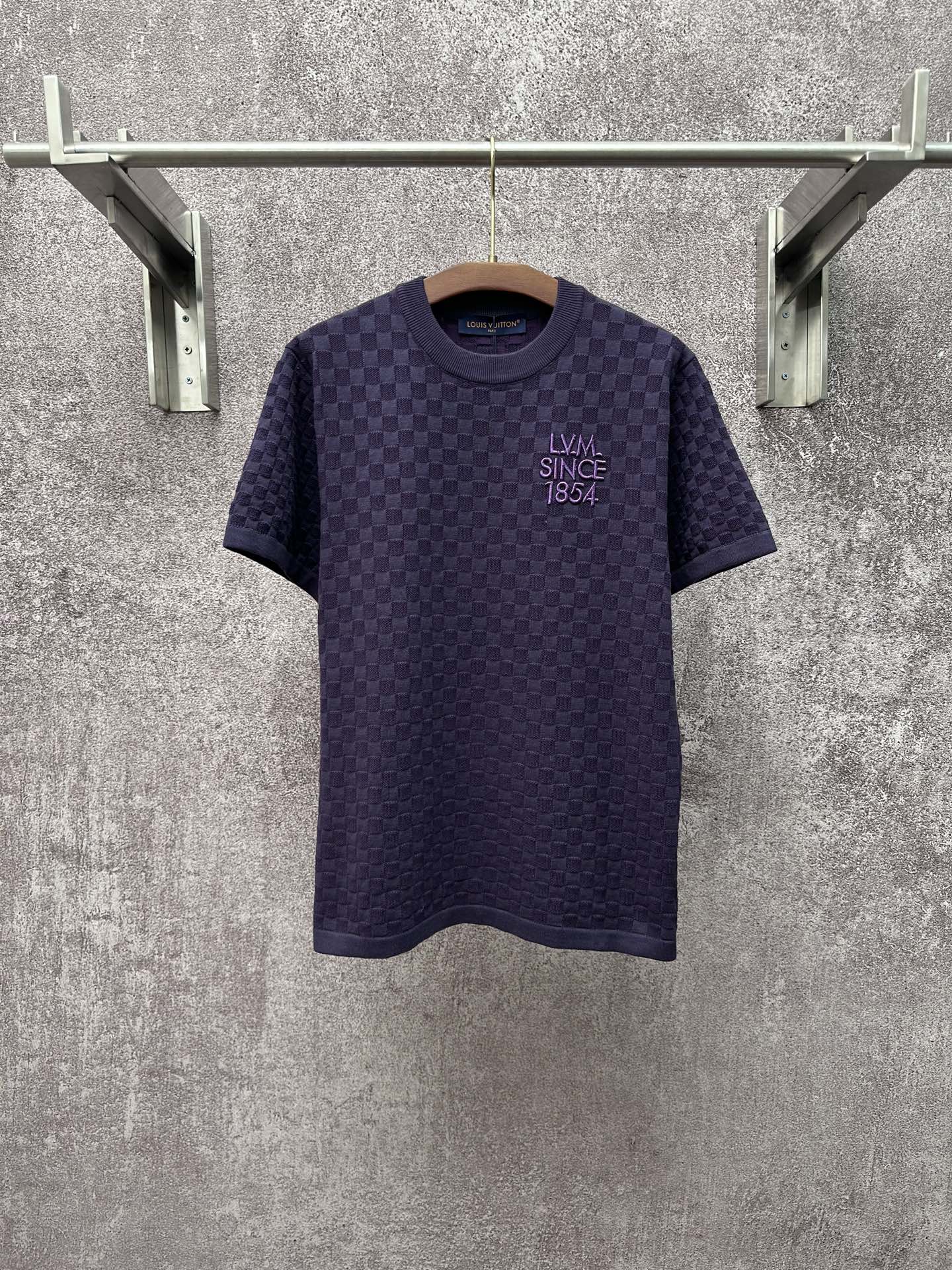 P170 LOUIS VUITTON SS26 Serie primavera y verano Camiseta de manga corta de jacquard bordada con cuello redondo de algo…