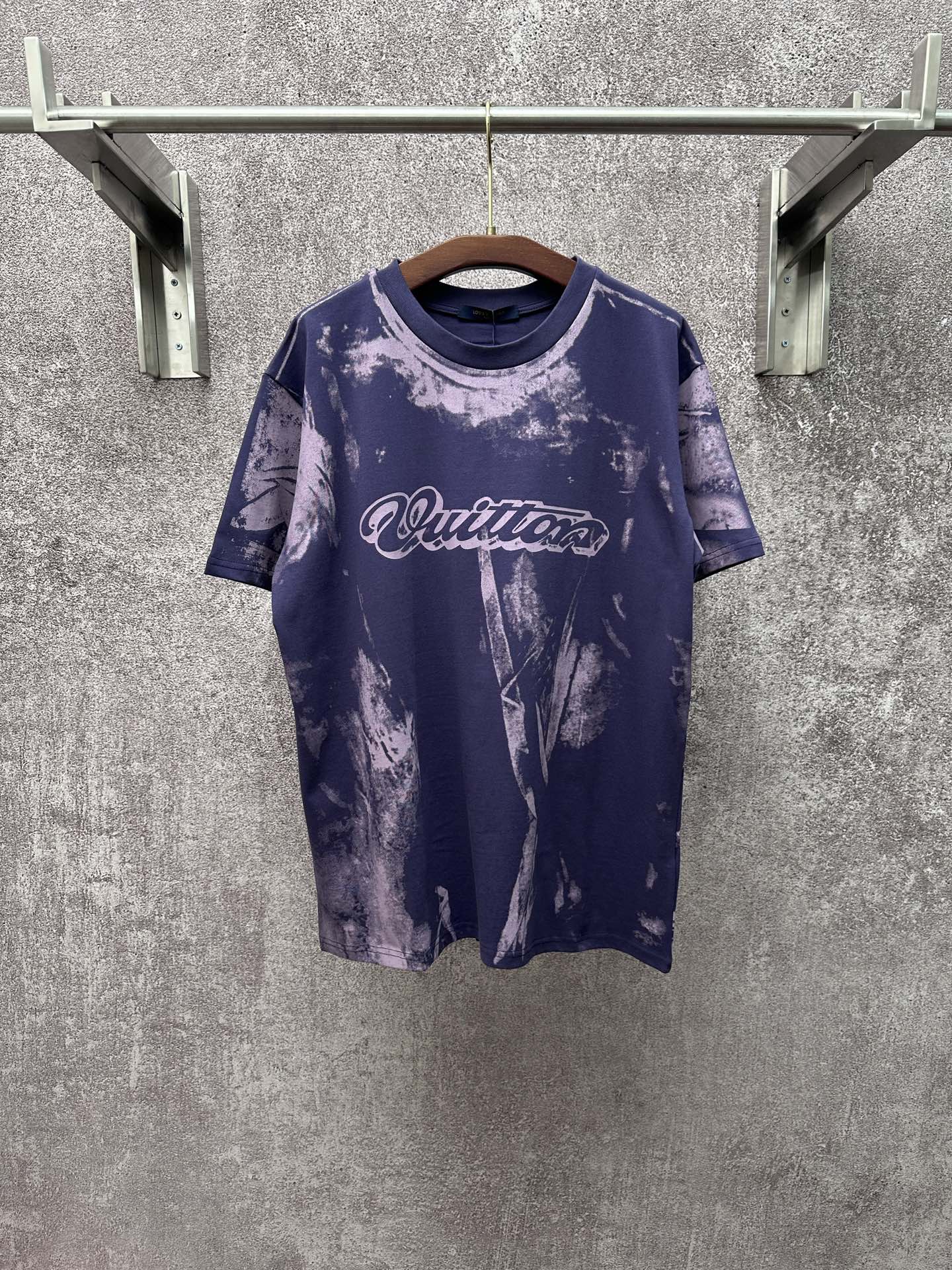 P135 1V Familia Louis 2026FW principios de primavera 1V Camiseta estampada Outlaw Talla: S M L XL