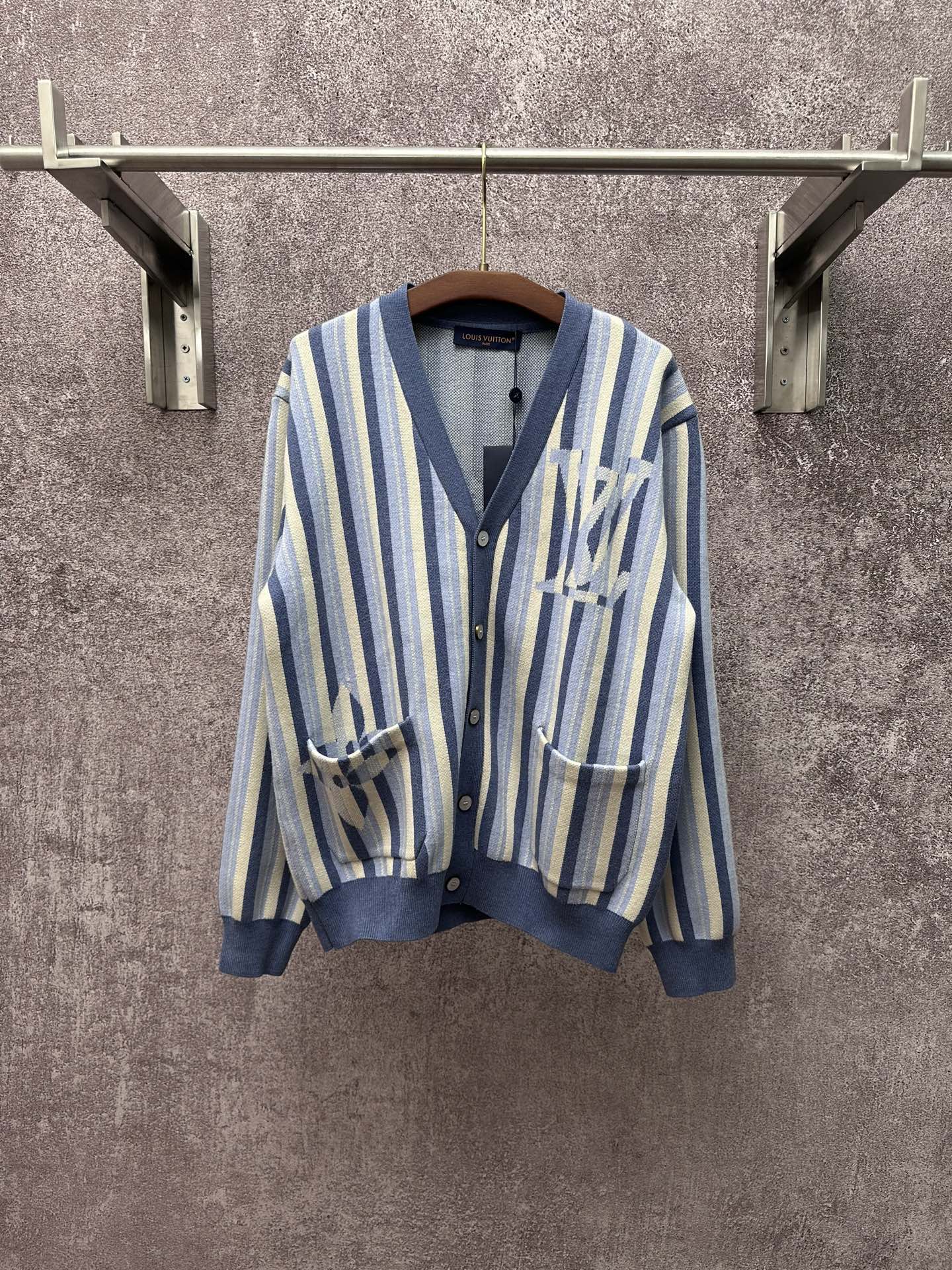 P265 LOUIS VUITTON SS26 Colección Primavera-Verano Suéter de un solo pecho en jacquard a rayas para hombre Este cárdiga…