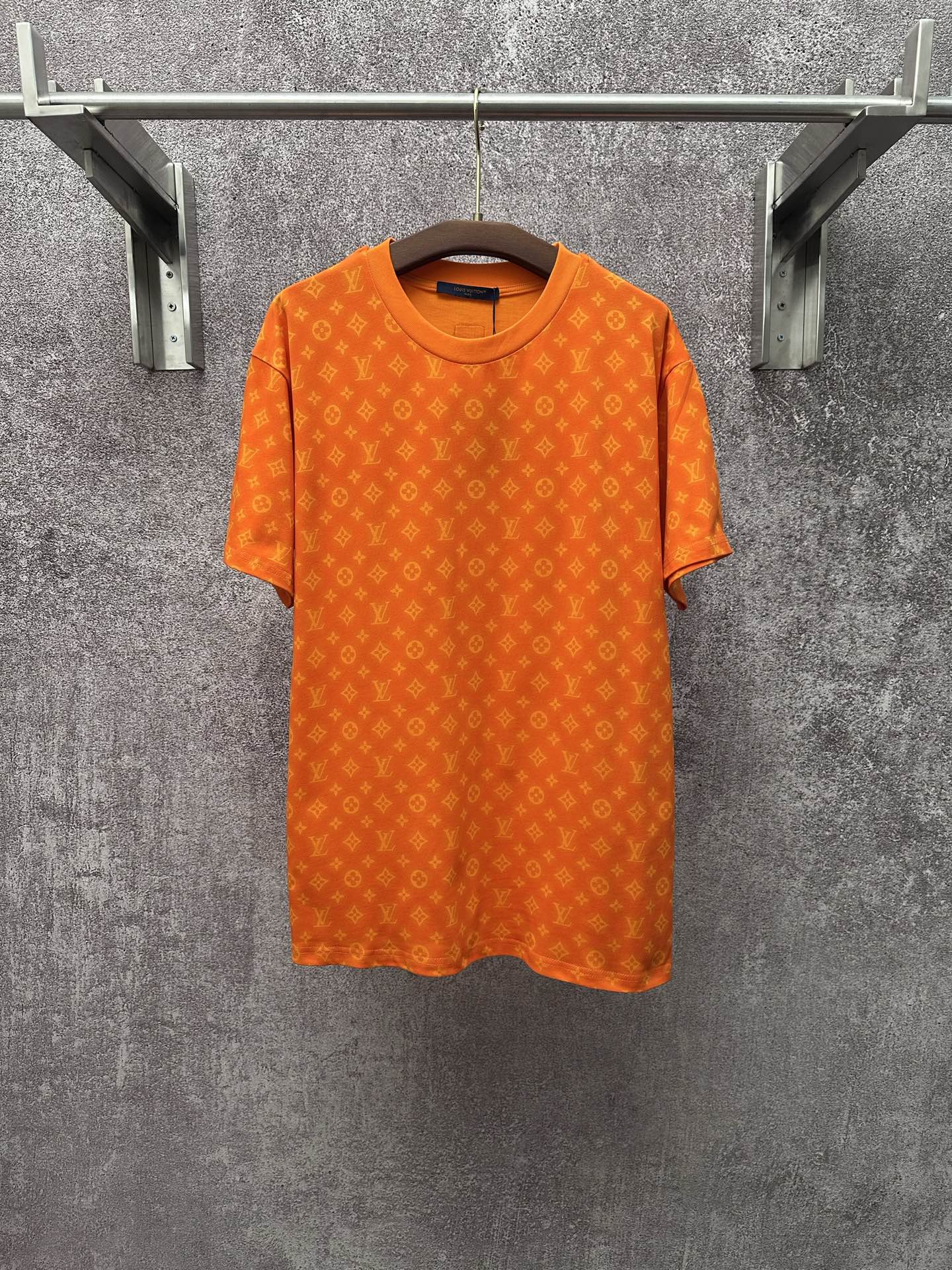 La nueva camiseta P135 1V Louis 26ss está completamente decorada con estampado Monogram y hay un halo suave alrededor d…