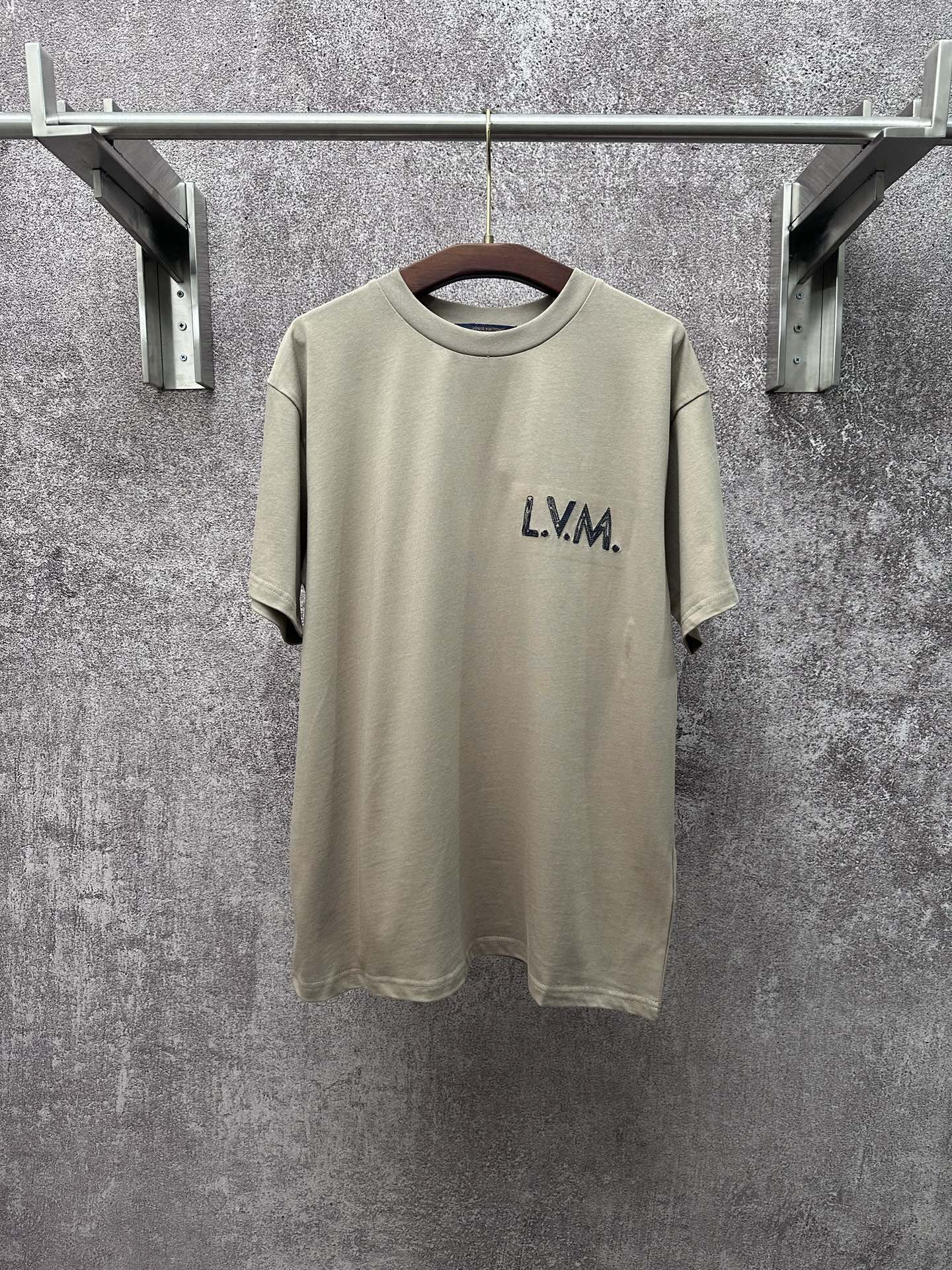 P135 1v Louis 26ss letra antigua impresa cuello redondo manga corta Talla: S M L XL