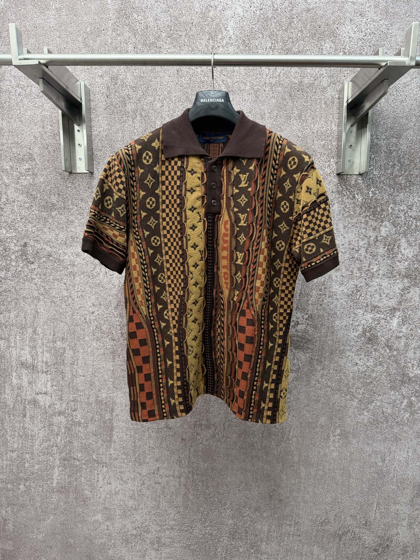 P235 Louis Vuitton Louis 25ss Polo clásico retro de punto de manga corta. Toda la prenda está colocada con tecnología d…