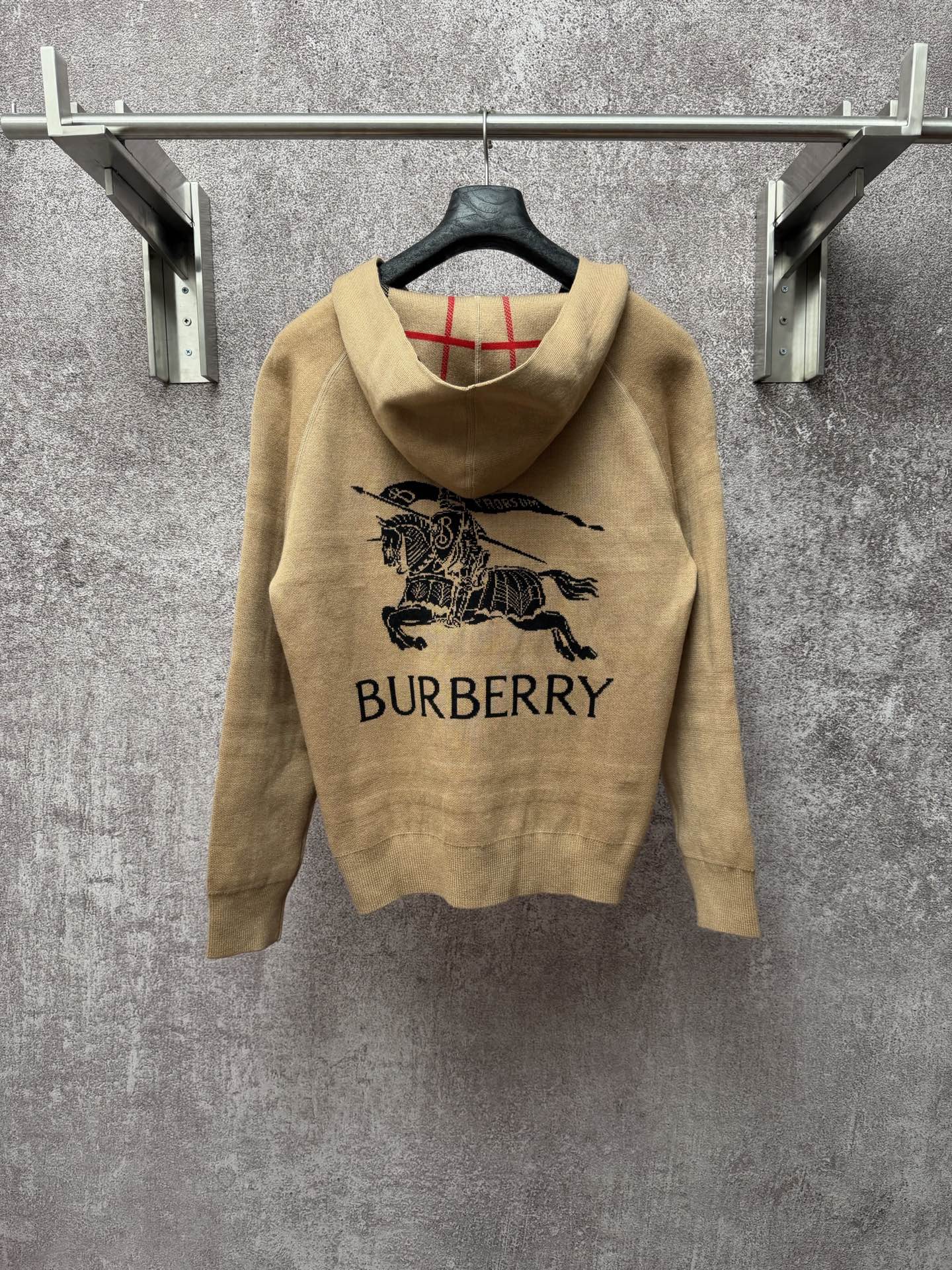 @p285 Suéter holgado con capucha en jacquard con logo de caballo de Burberry Camel para hombre Corte informal: más holg…