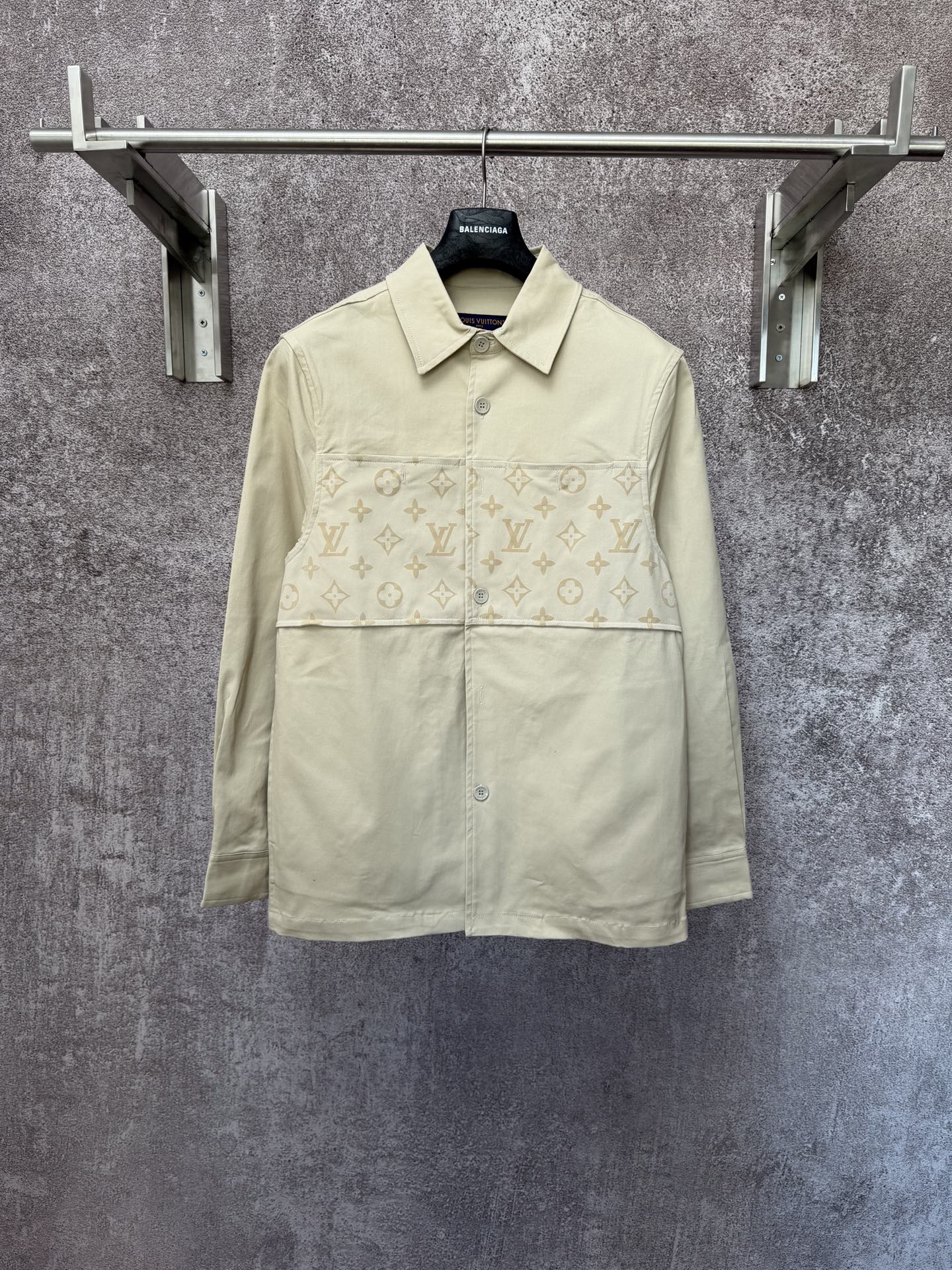 P220 1v/Chaqueta camisera Louis Vuitton. Color caqui, diseño de solapa, el clásico patrón del logo "LV" de Louis Vuitto…