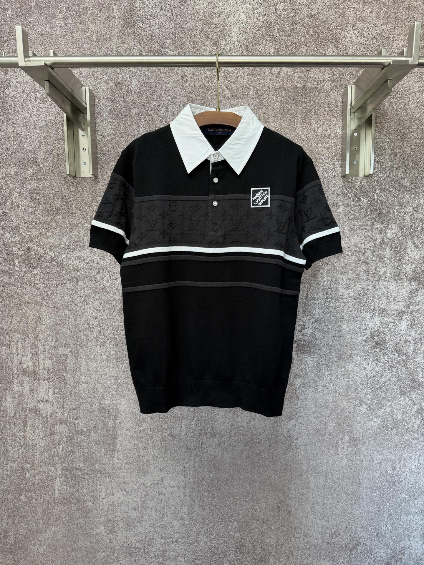 P170 1v/Louis Vuitton Polo de manga larga empalmado en blanco y negro con pequeño logo cuadrado bordado en el pecho y d…
