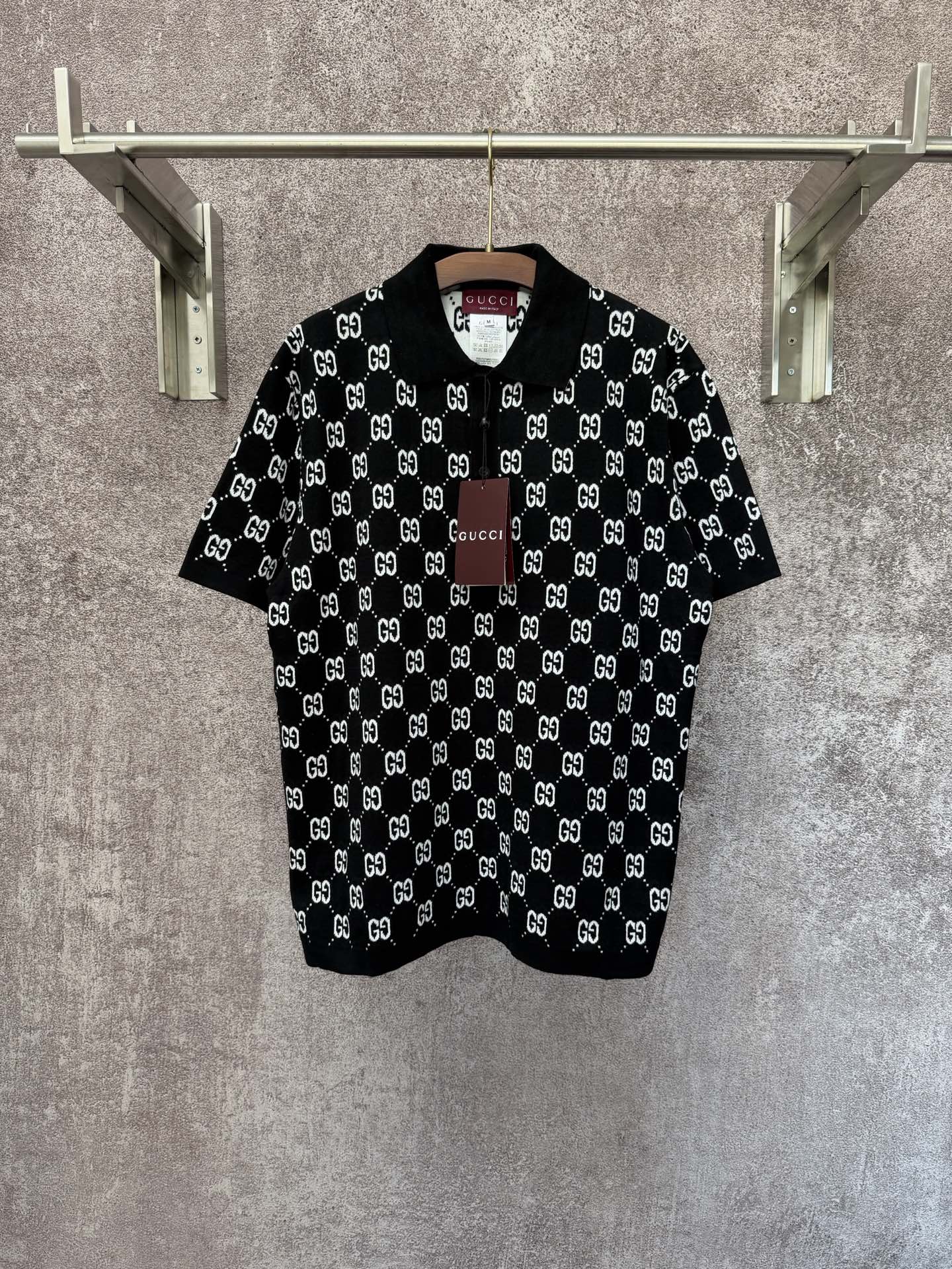 @p180 Gucci古驰经典GG logo针织POLO衫 意大利制造，面料柔软，穿着舒适，细节做工精致 胸前GUCCI标志+经典POLO领，版型宽松，春夏秋冬都能穿，百搭不挑人 尺码：S M L XL