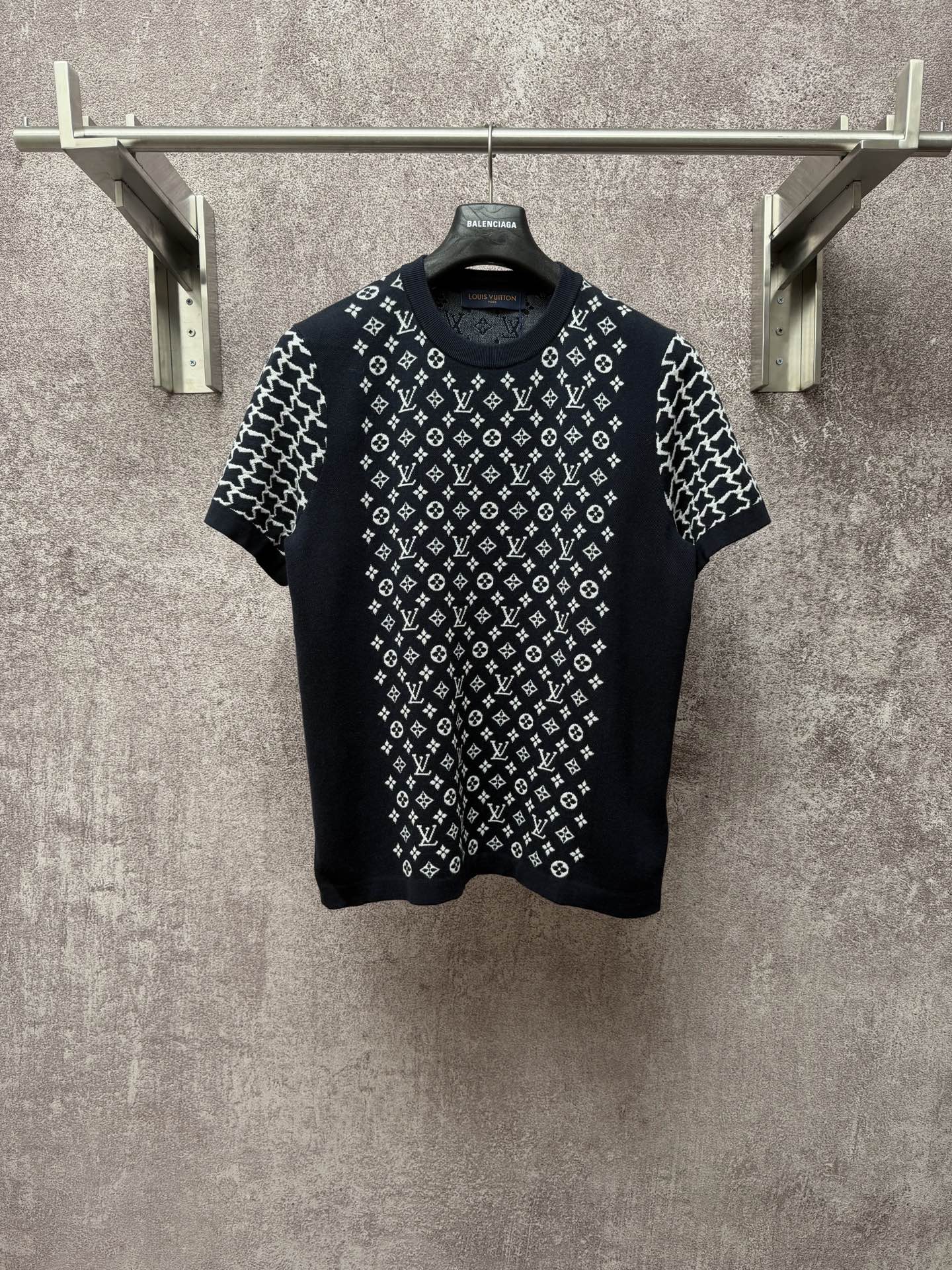 P185 LOUIS VUITTON Jersey con cuello redondo y estampado integral. Este top de punto está confeccionado con una ligera …