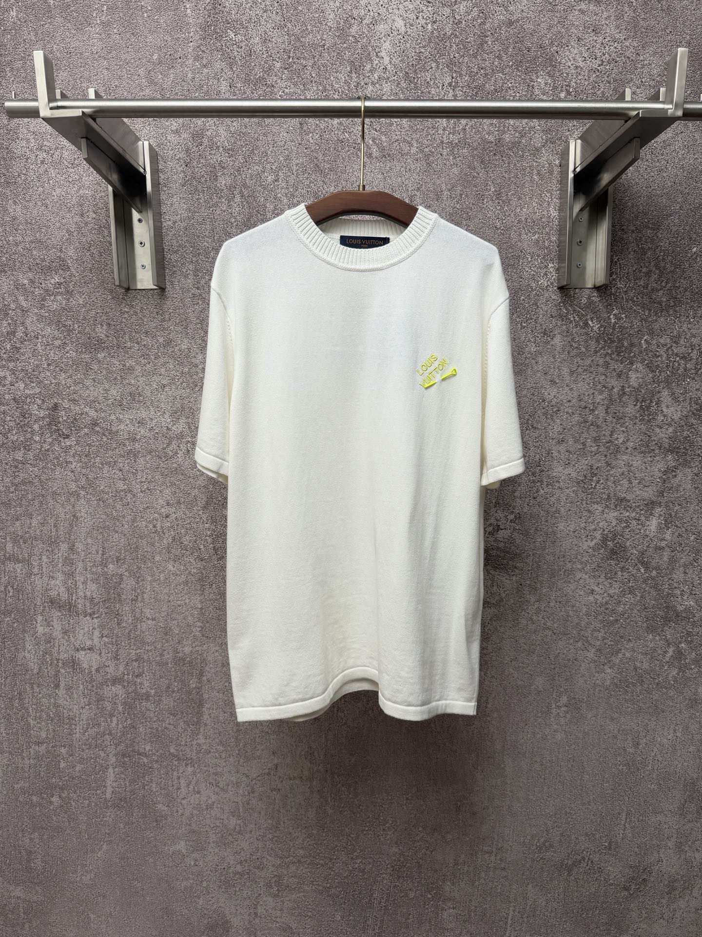 P145 LOUIS VUITTON Mangas cortas de punto con bordado de pin Louis Talla: S M L XL