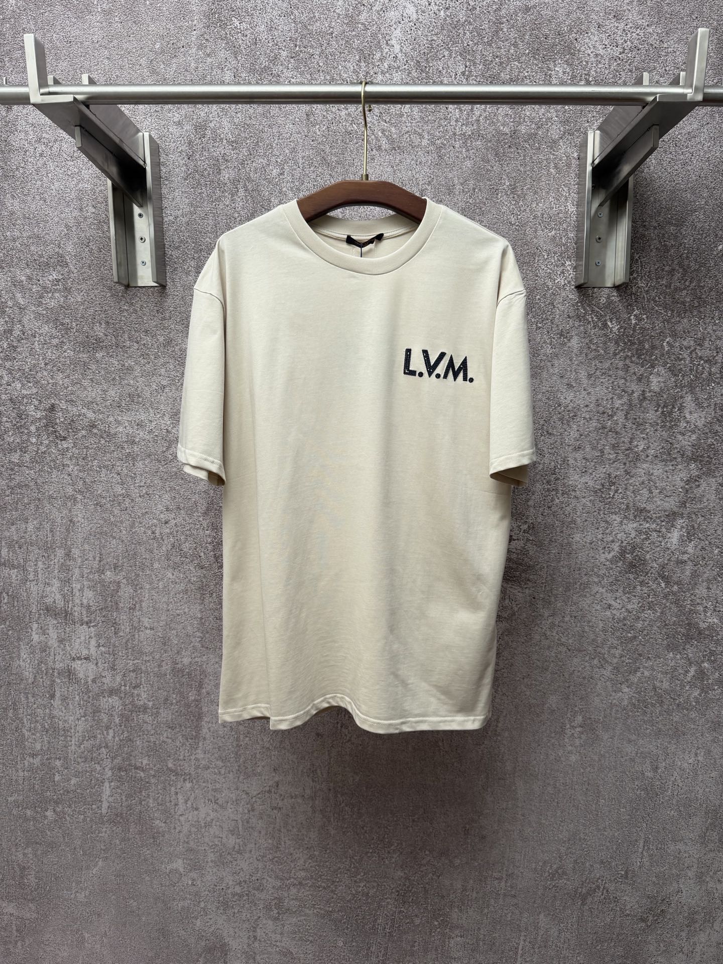 P105 1v Louis 26ss letra antigua impresa cuello redondo manga corta Talla: S M L XL