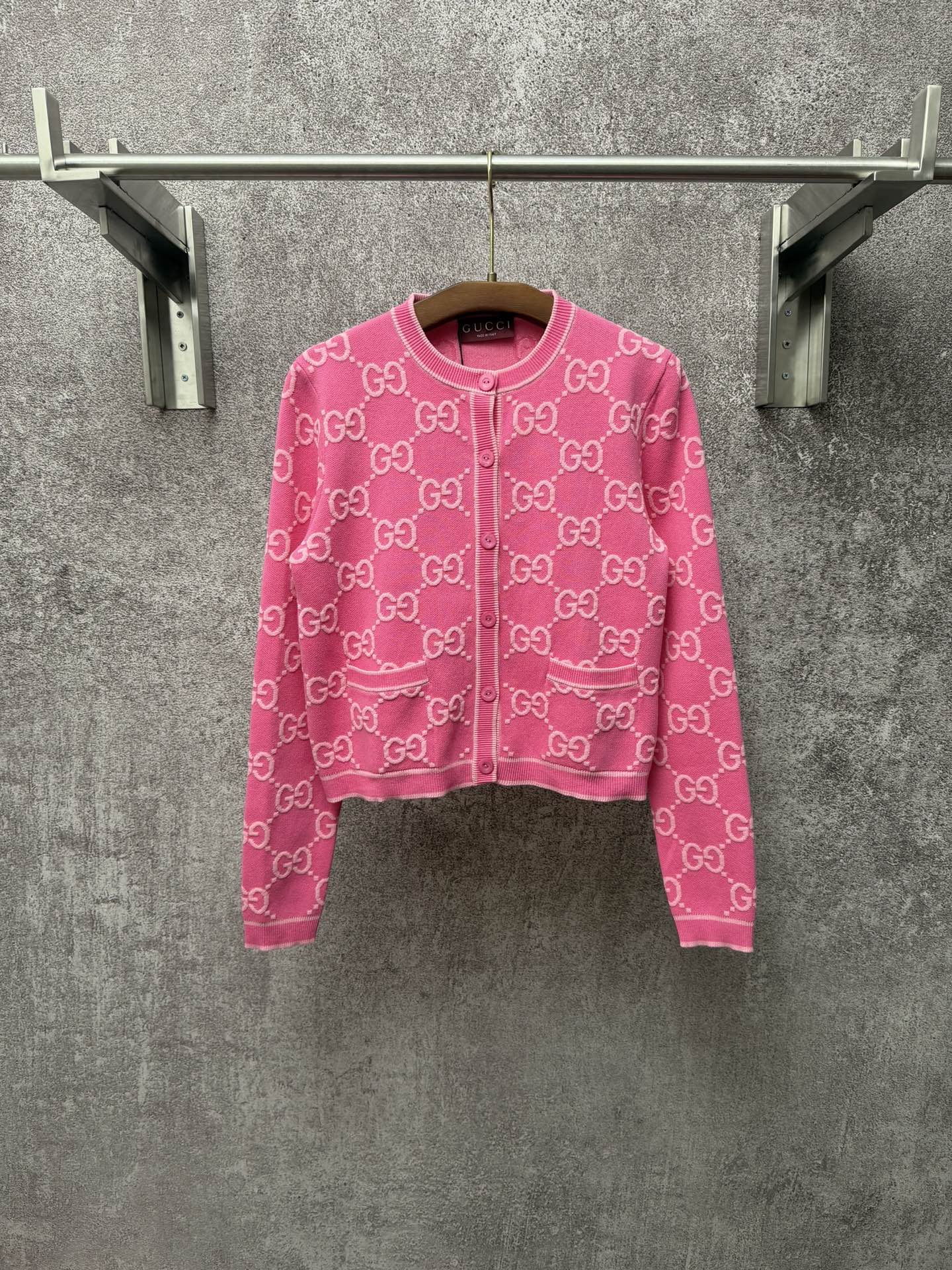 @p275 GUCCI, colección de entretiempo, cárdigan de punto de manga larga con logo, cuello redondo, de un solo botón, par…