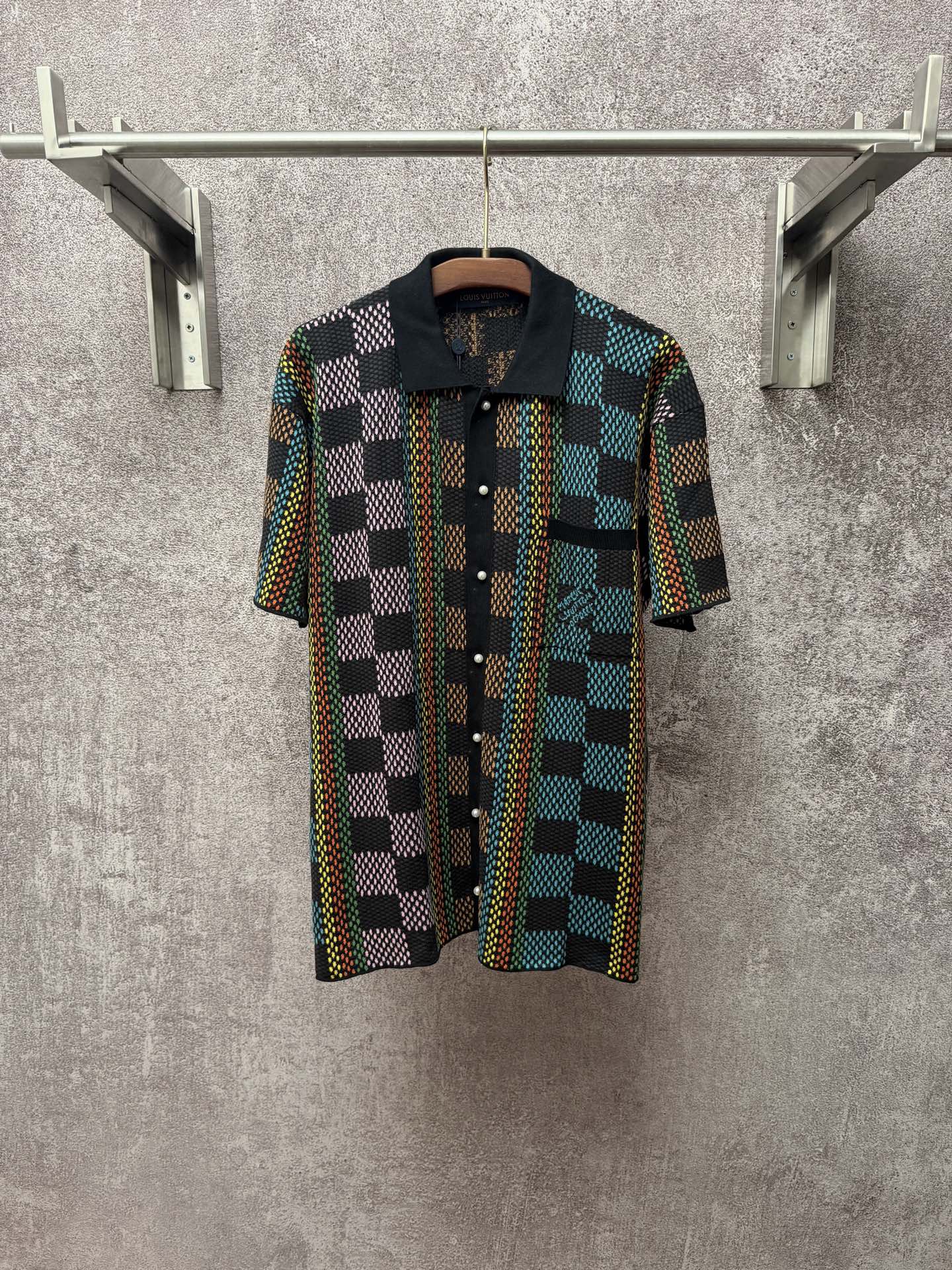 P275 Camisa de manga corta con botones en jacquard color block LOUIS VUITTON talla de hombre: S M L XL