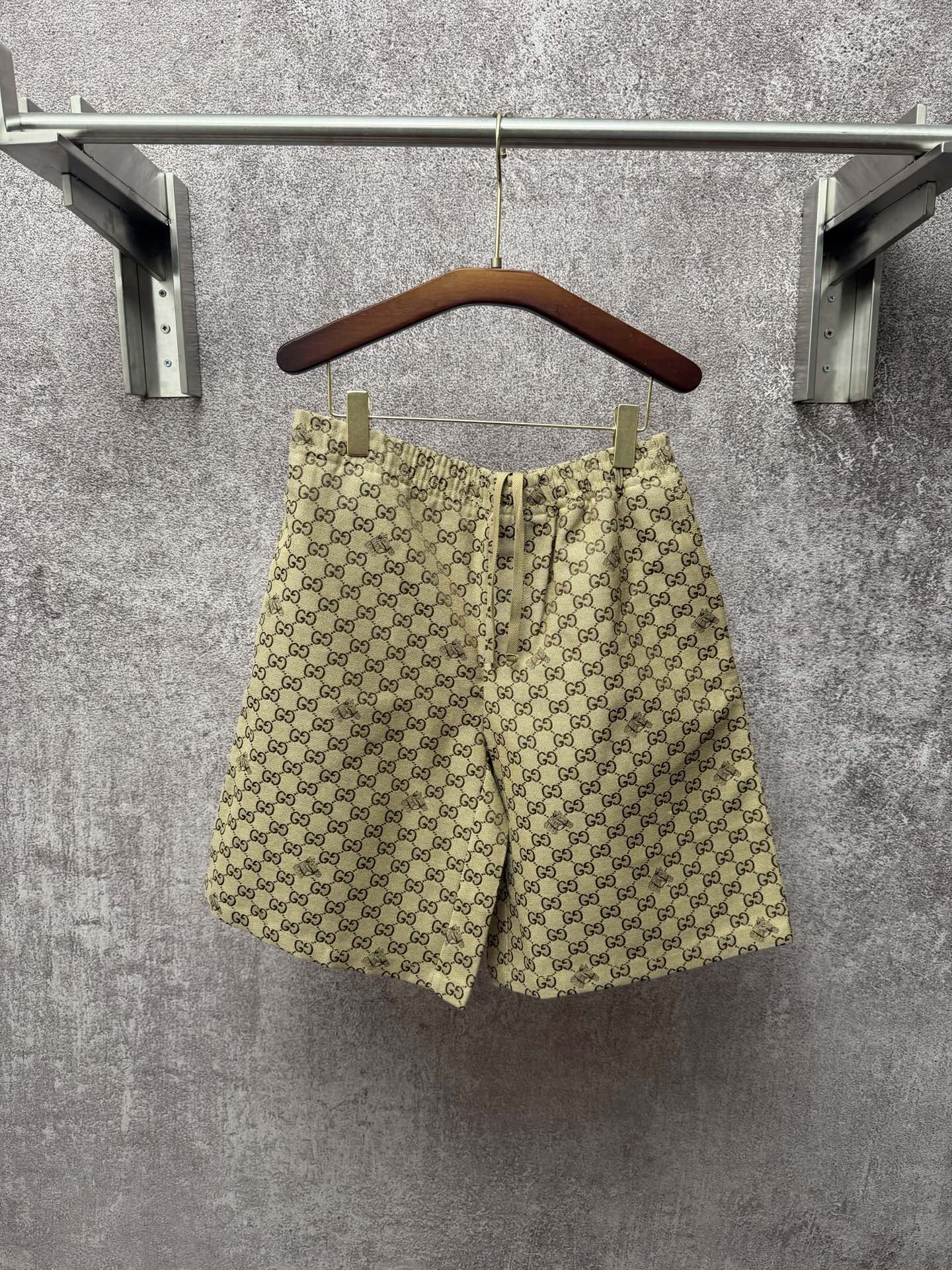 @p185 Gucci 26ss nueva primavera-verano, pantalones cortos con bordado de equitación y logo estampado en toda la prenda…