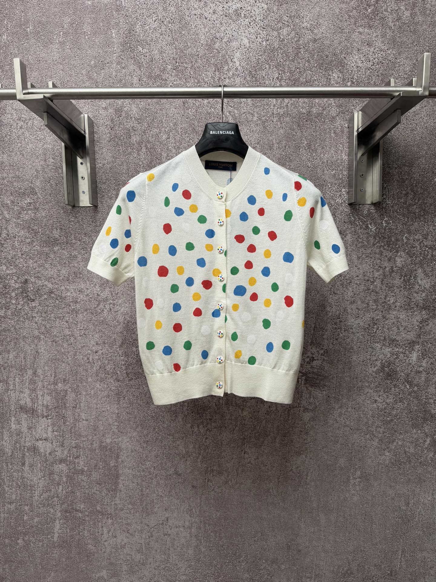 P225 LOUIS VUITTON Cárdigan de ancho completo con estampado de lunares y efecto pintado a mano Mujer Talla: S M L
