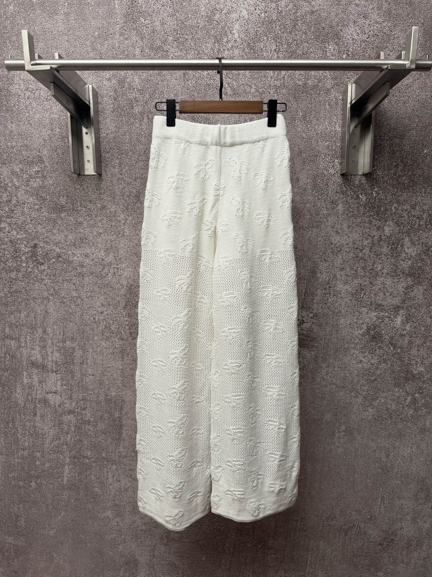@p250 Channel Conjunto de punto calado con lazo, cuello vuelto, pantalón largo. Tallas: S M L