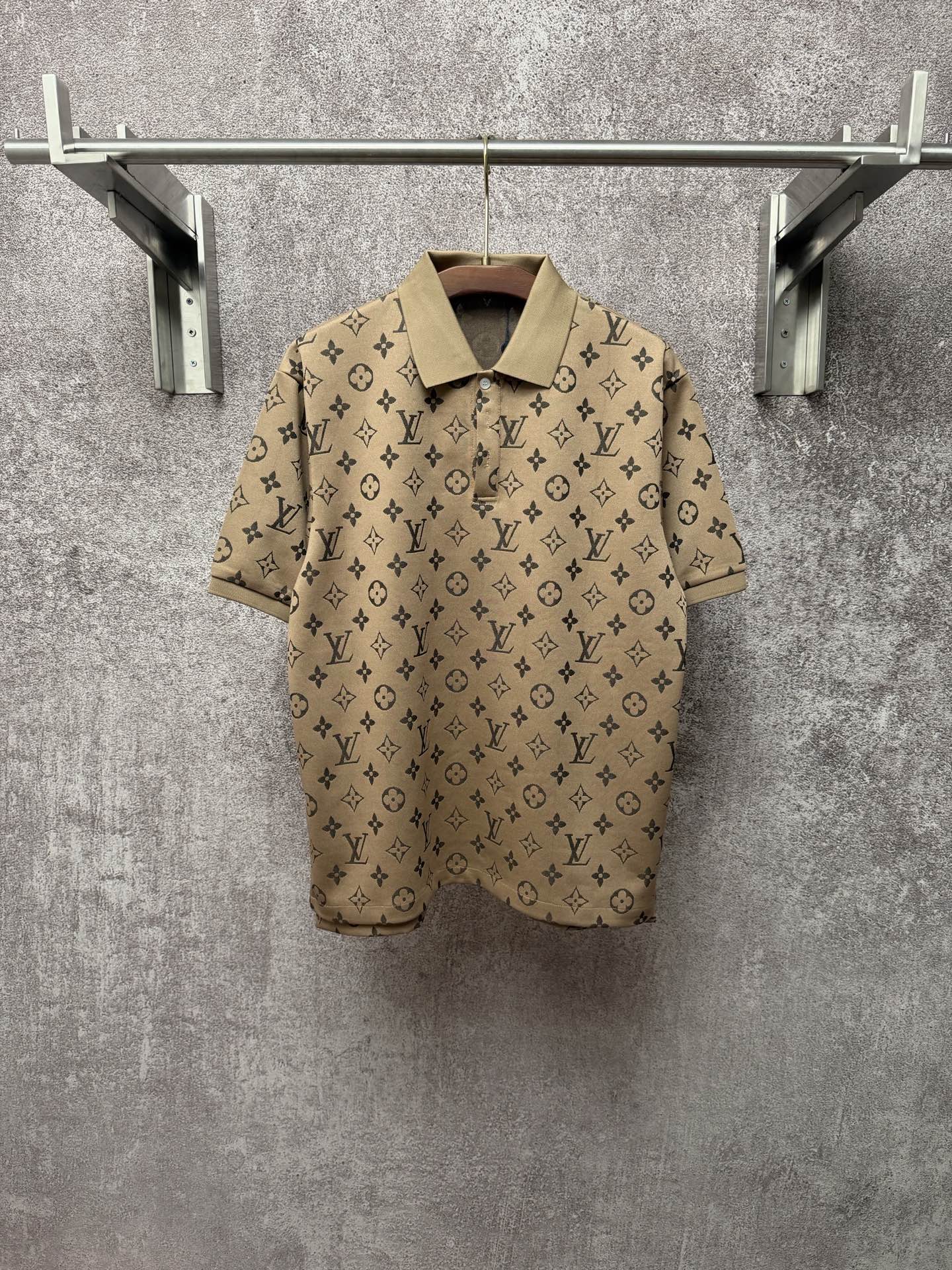 P130 LOUIS VUITTON Louis 26ss Nueva camisa Polo de cuello vuelto con estampado completo de jacquard para primavera/vera…