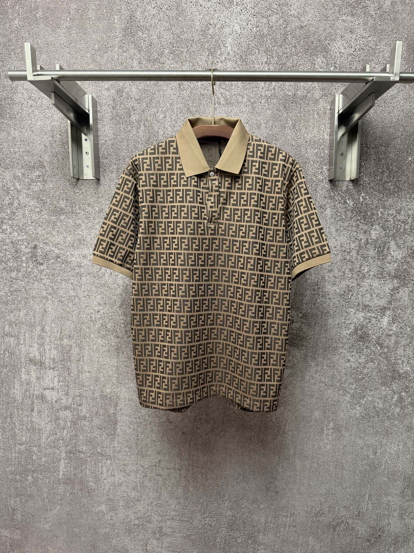 @p145 FENDI 26ss Nueva primavera-verano Polo de cuello abierto con jacquard de logo completo. Tallas: S M L XL XXL
