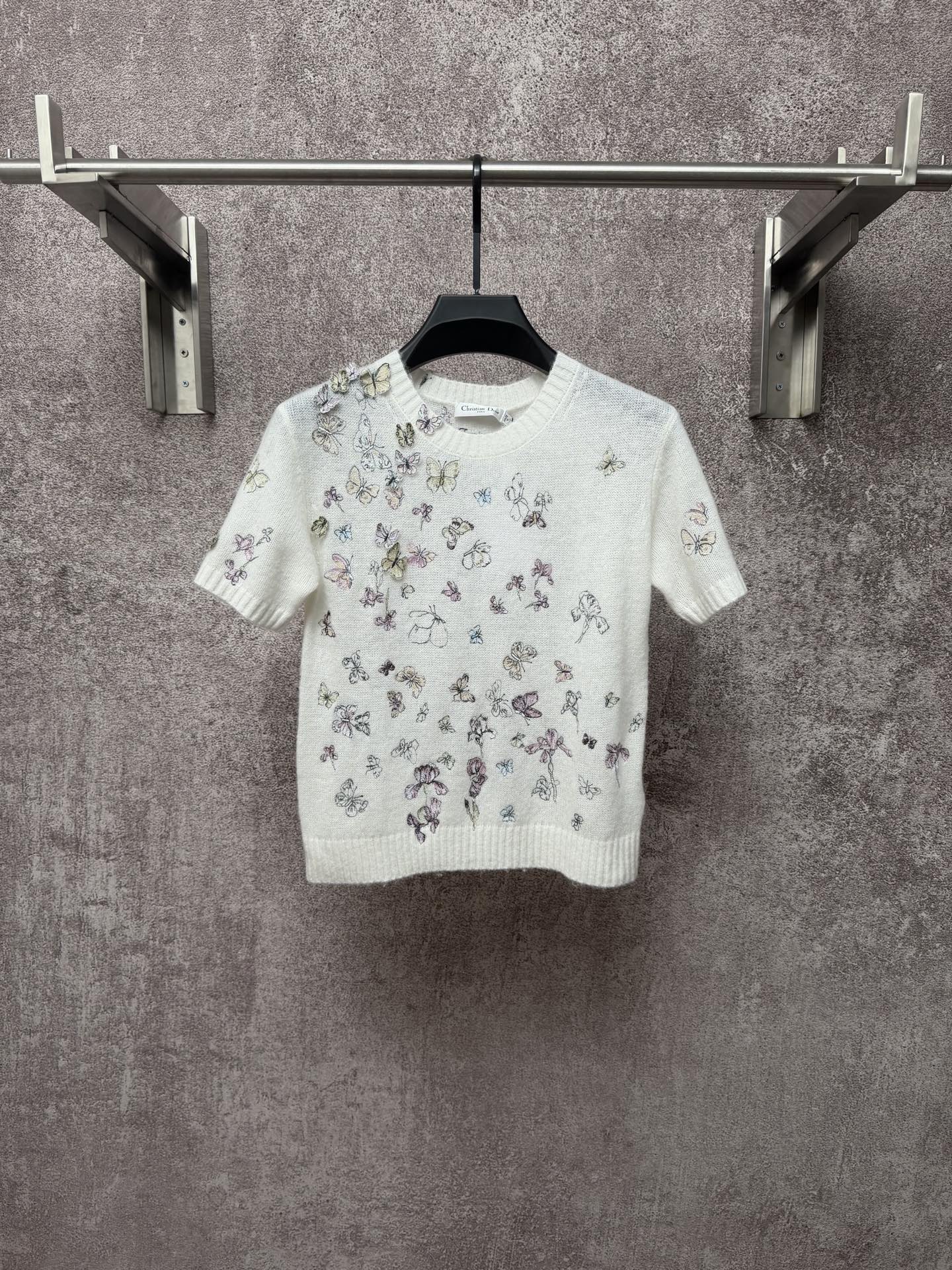 @p220 Camiseta de manga corta de punto con bordado de mariposas tridimensionales Dior adornada con bordados de mariposa…