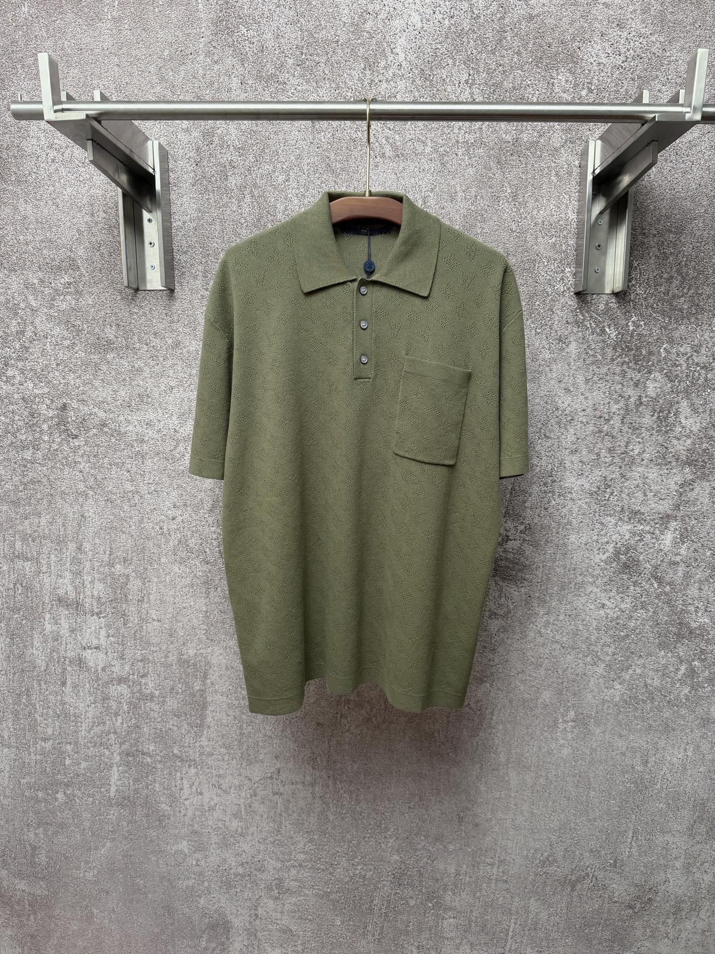 P200 1v/Louis 26ss Camisa Polo de verano con estampado completo de letras, calado y bolsillos, de punto, multicolor. Te…