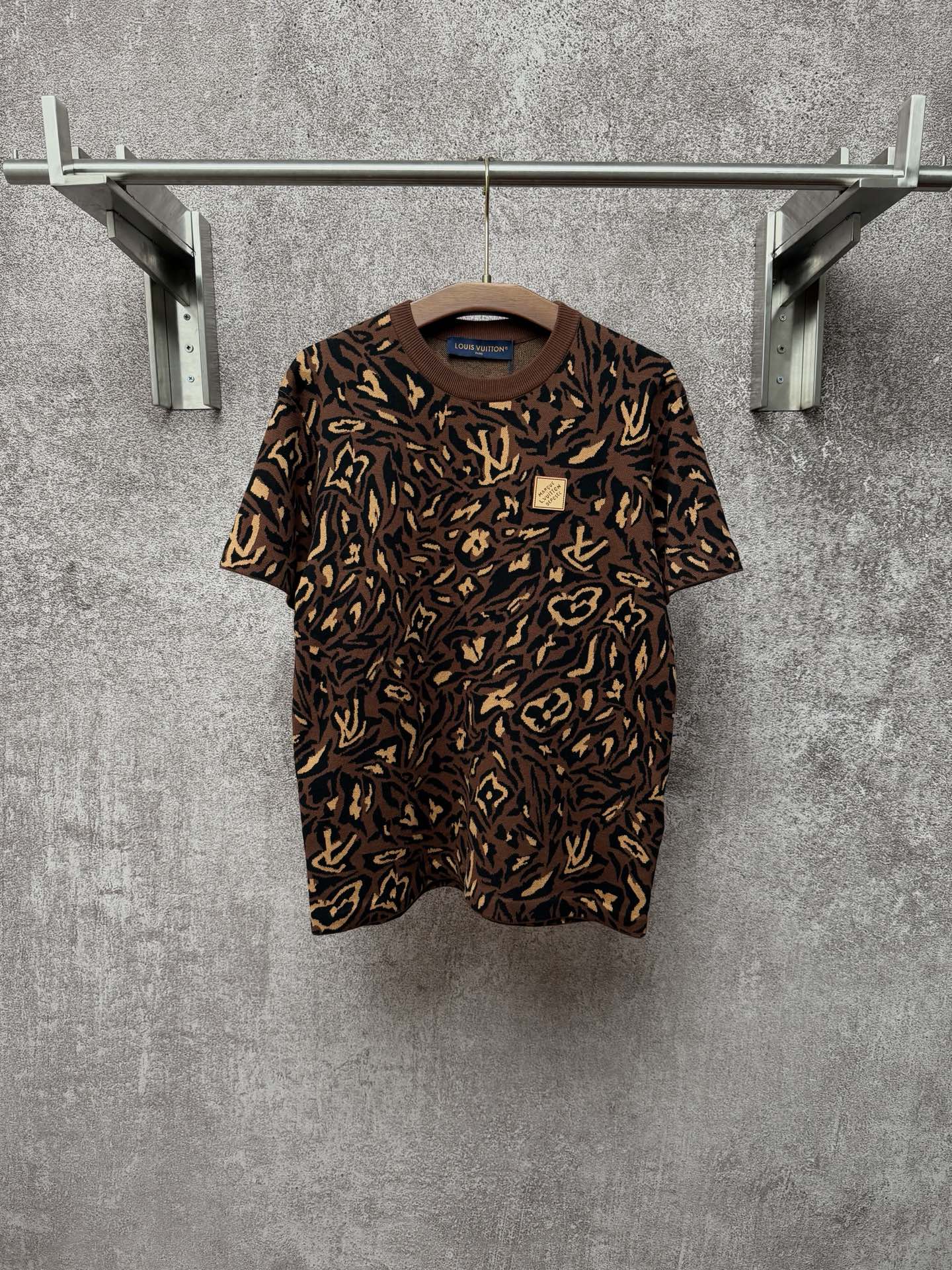 P175 1v/Louis 26ss Nuevo producto, camiseta de manga corta de punto jacquard con insignia y etiqueta de cuero, YB, teji…