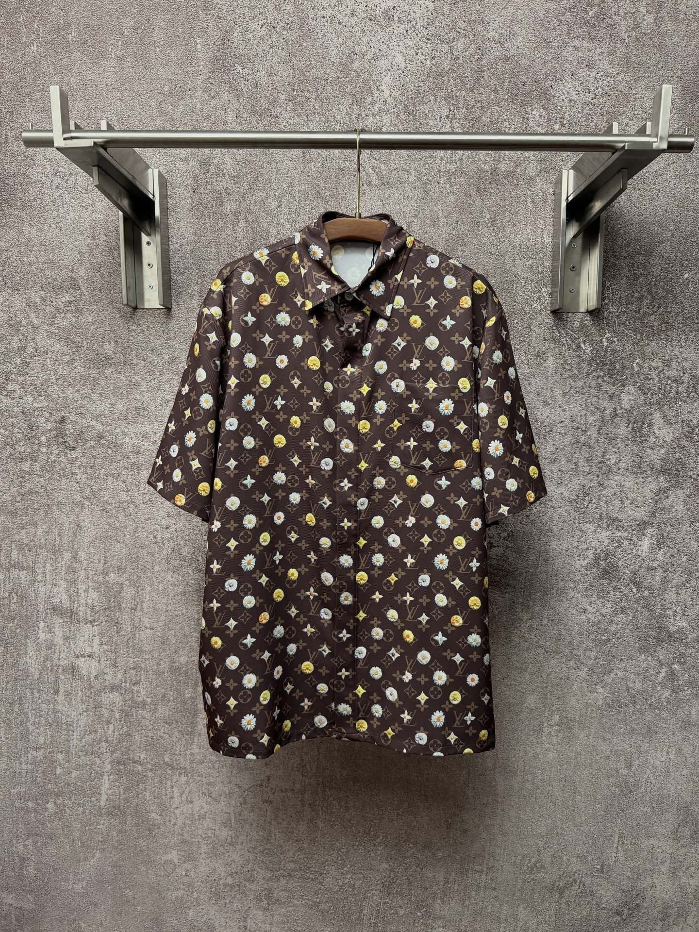 P175 1v/Louis 26ss Camisa de manga corta de seda de morera con estampado de margaritas MONOGRAM, tallas: S M L XL
