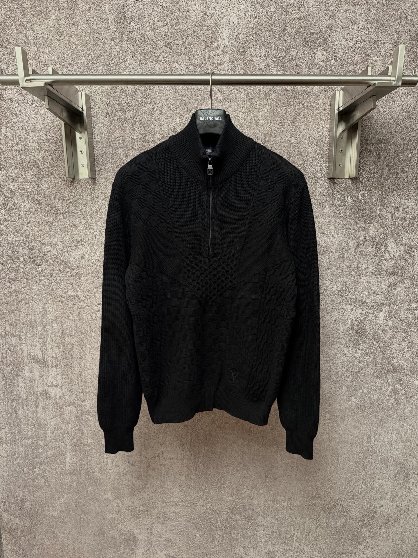 P290 LOUIS VUITTON SS26 Colección de primavera, jersey de punto con media cremallera y etiqueta, hombre. Este jersey de…