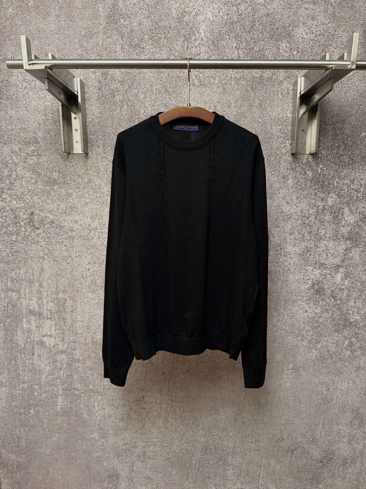 P205 LOUIS VUITTON SS26 Sudadera de manga larga con cuello redondo de malla de algodón, hombre. Esta sudadera de manga …