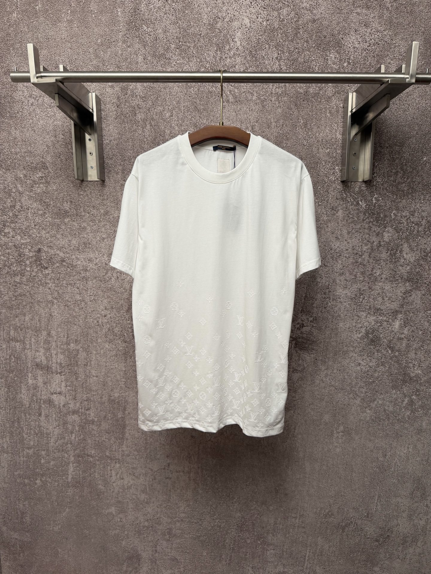 P120 1v/Louis 26ss Camiseta de manga corta con cuello redondo y estampado clásico de monograma en relieve, tallas: S M …