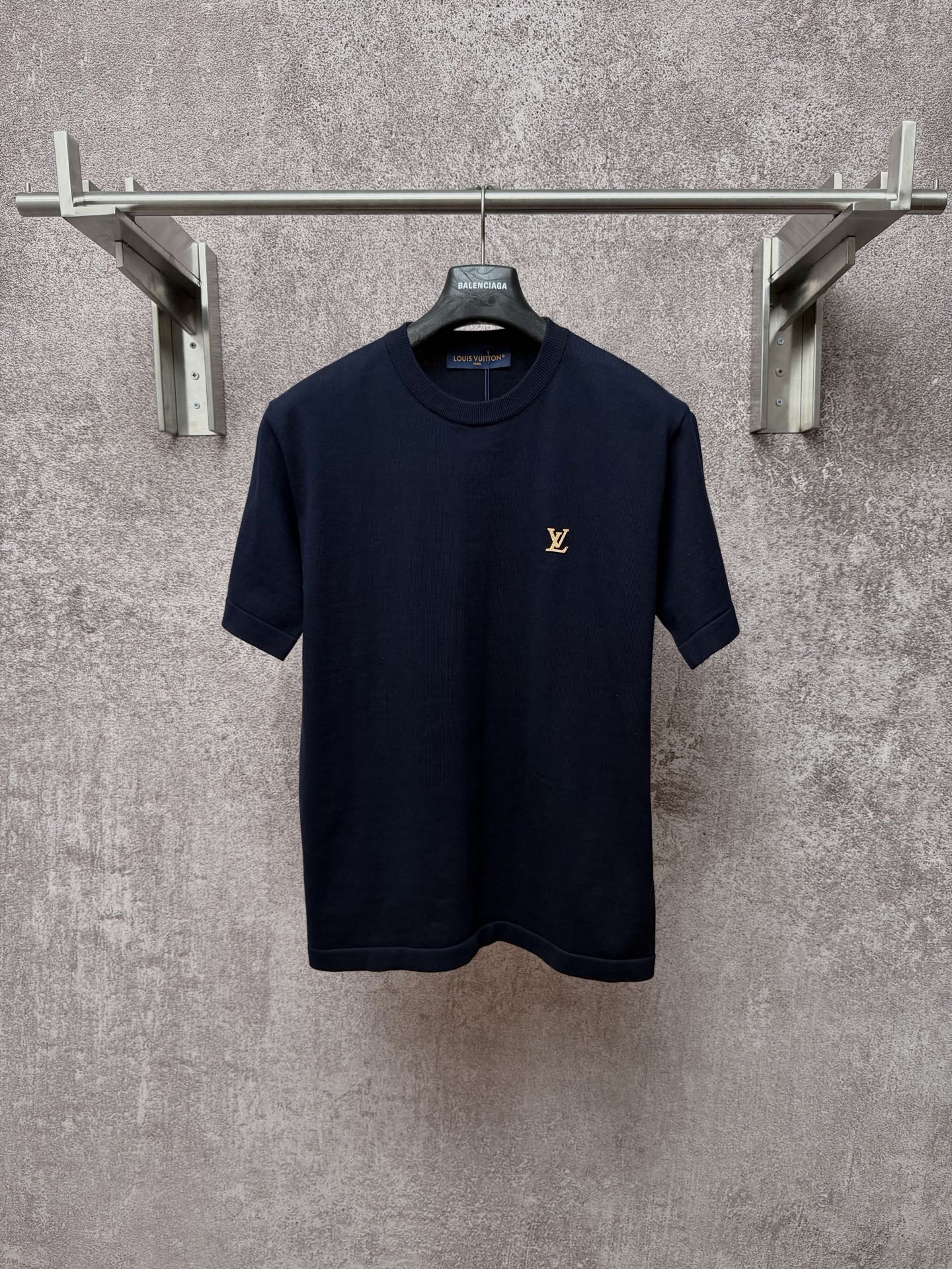 P140 LOUIS VUITTON Camiseta de algodón de punto con logo de manga corta y cuello redondo para hombre. Esta camiseta de …