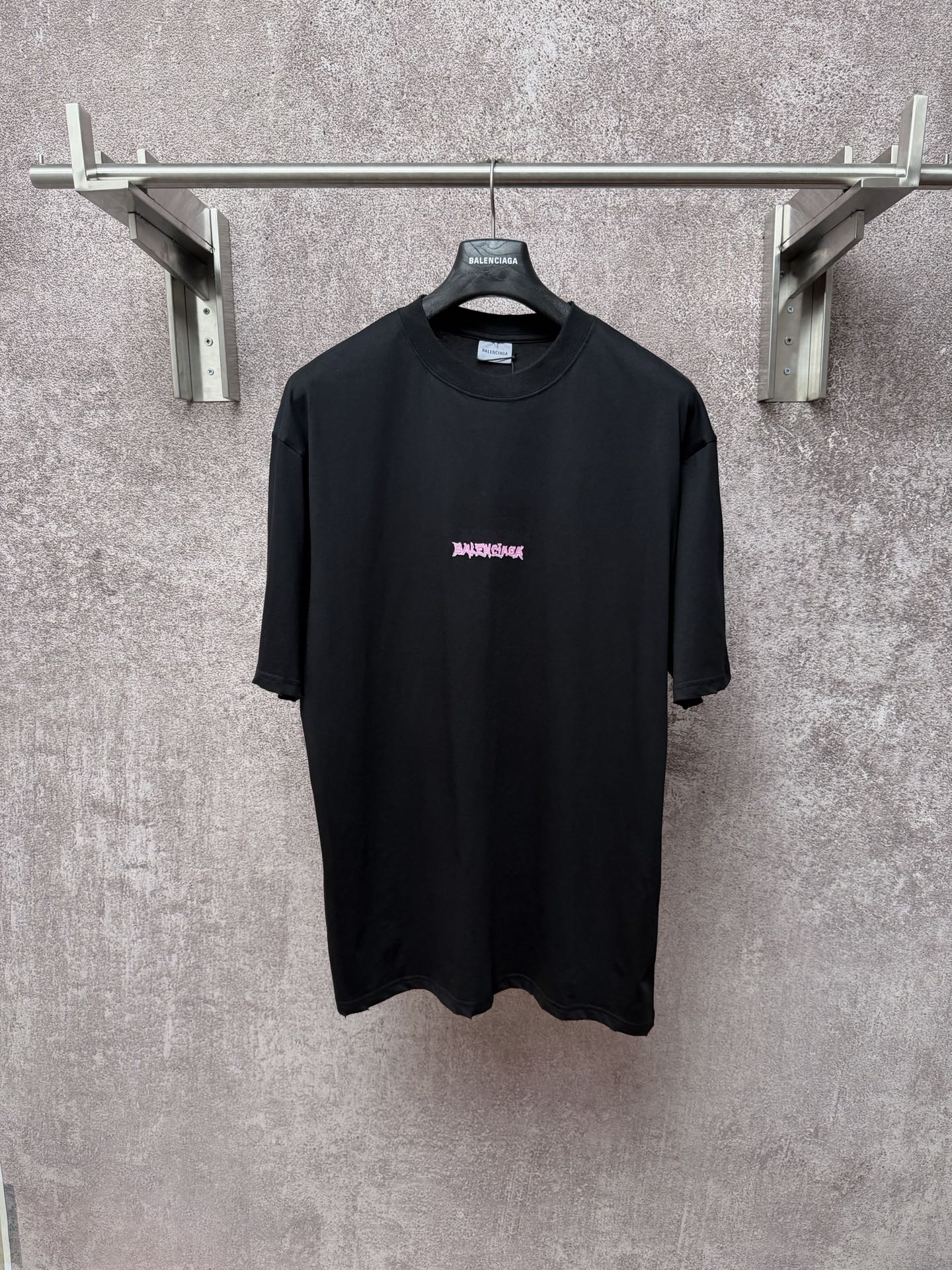 P115 BALENCIAGA París 26ss nueva camiseta de manga corta rosa con letras góticas bordadas y estampado de plastisol. Tal…