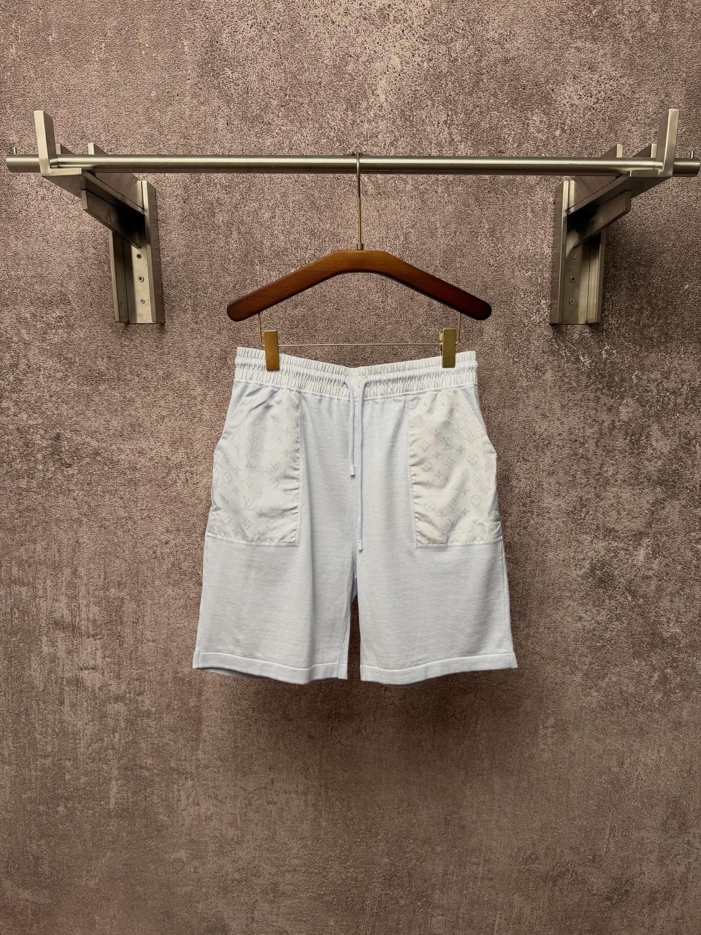 P165 LOUIS VUITTON SS26 pantalones cortos casuales de punto de algodón con cintura de cordón, para hombre. Número princ…