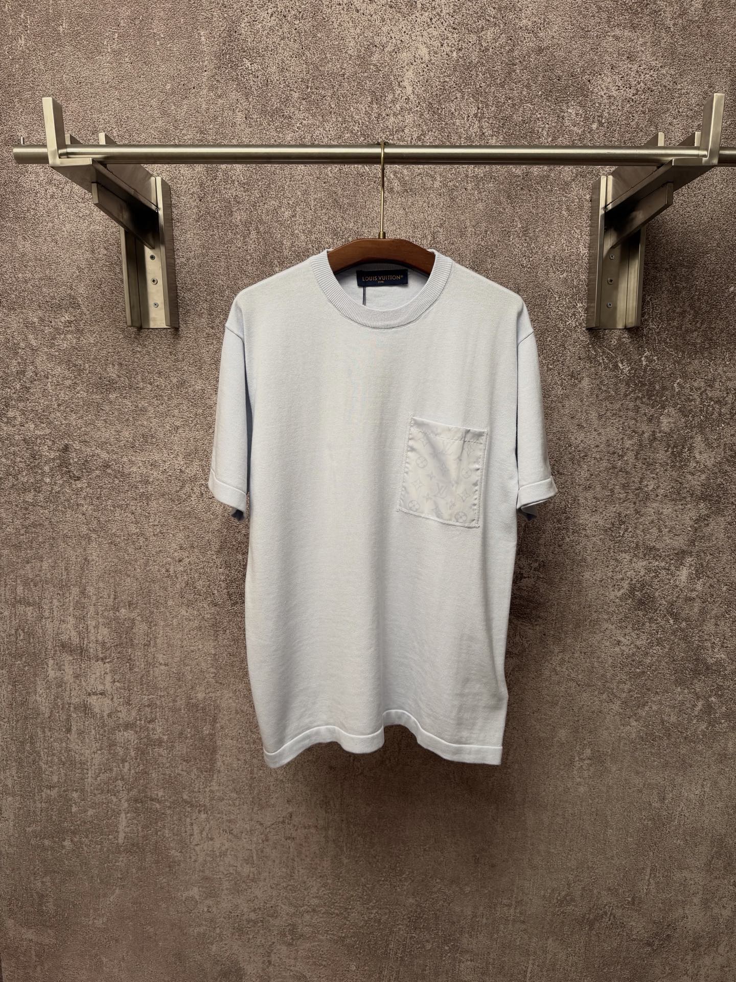 P165 LOUIS VUITTON SS26 camiseta de nailon con incrustaciones en forma de media luna de la colección de primavera, para…