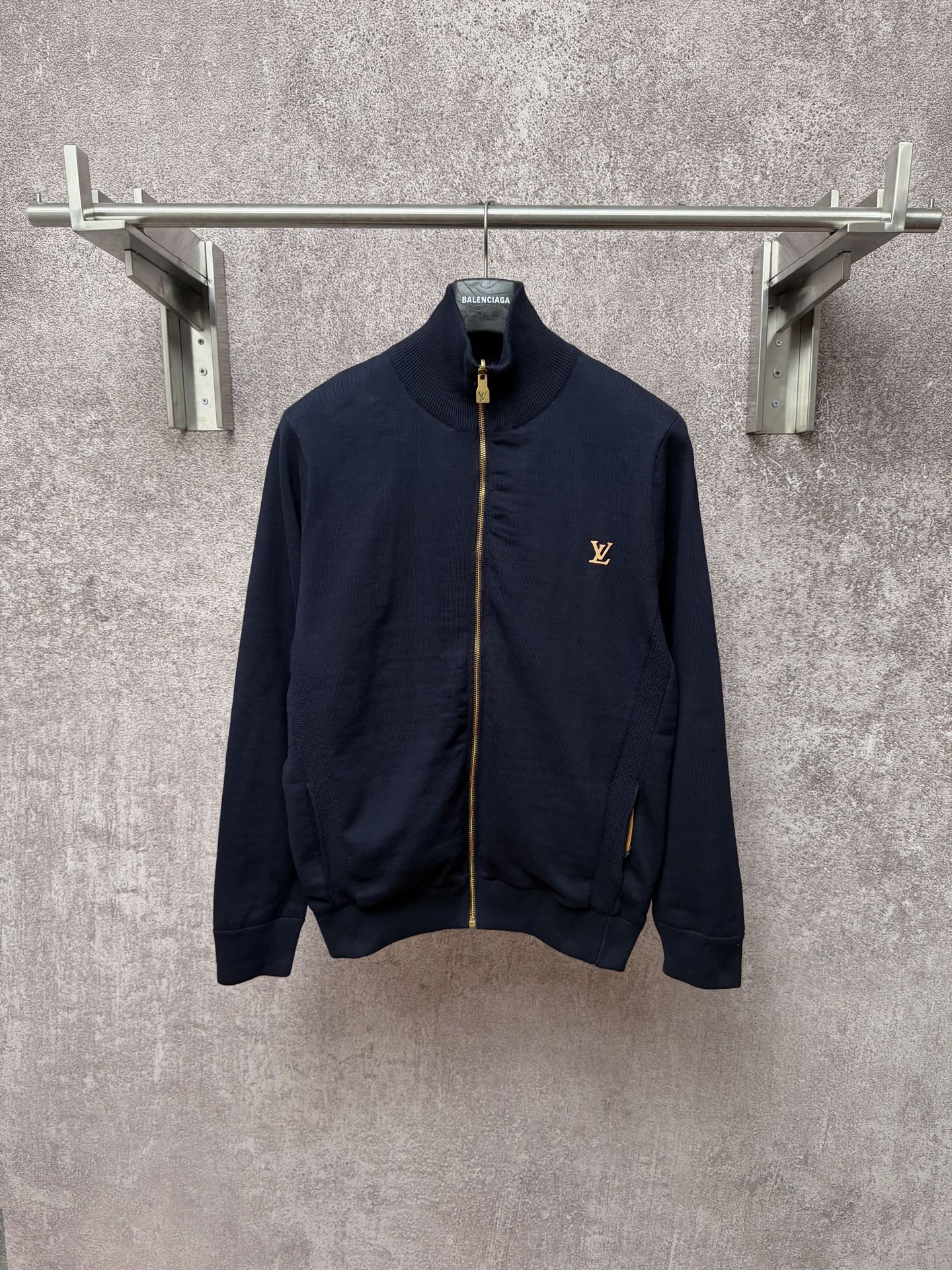 P315 LOUIS VUITTON SS26 sudadera de cuello alto con cremallera de nailon de doble cara, para hombre. Esta sudadera mixt…